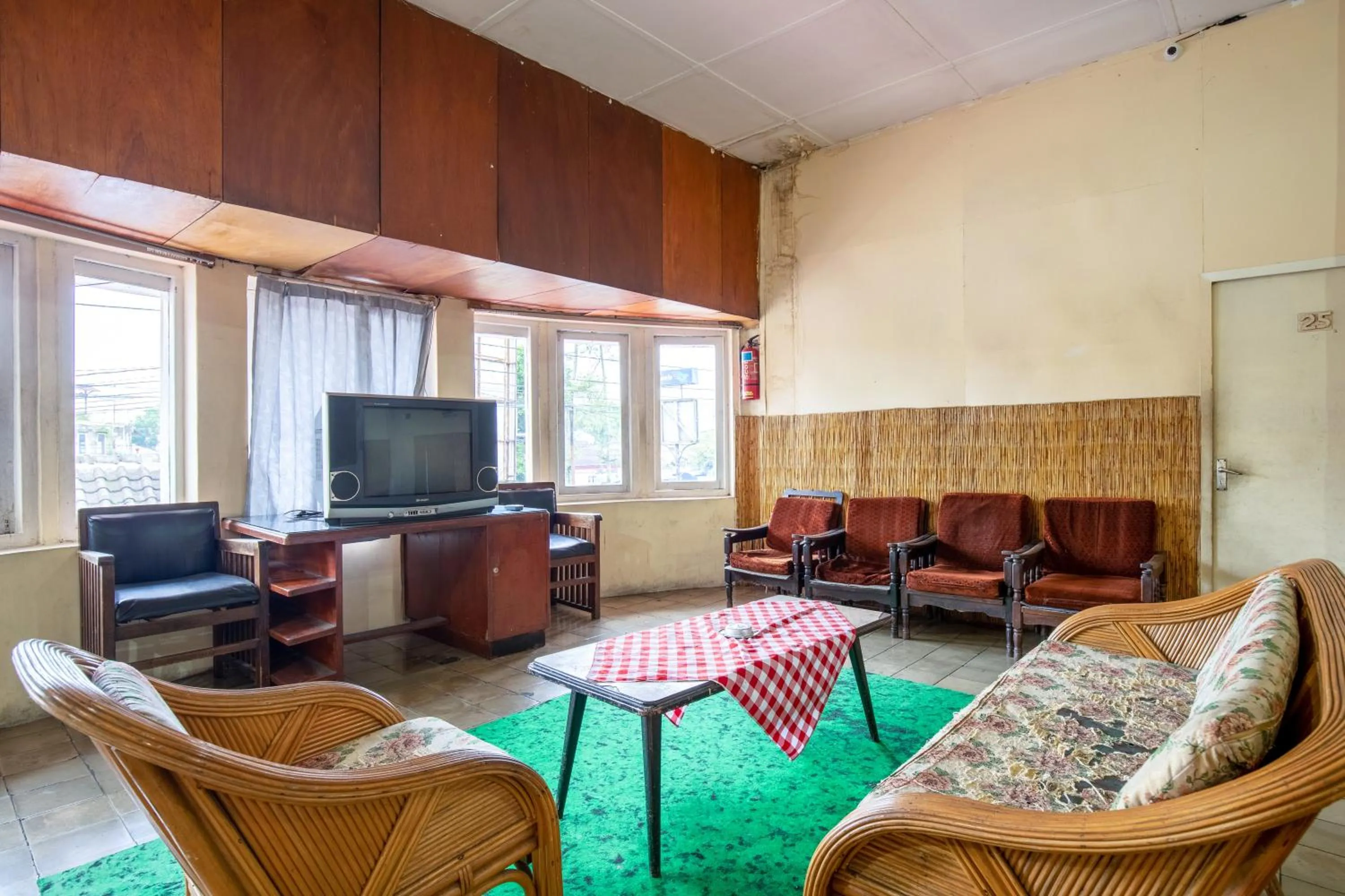 Communal lounge/ TV room in Hotel Jogja Bukittinggi