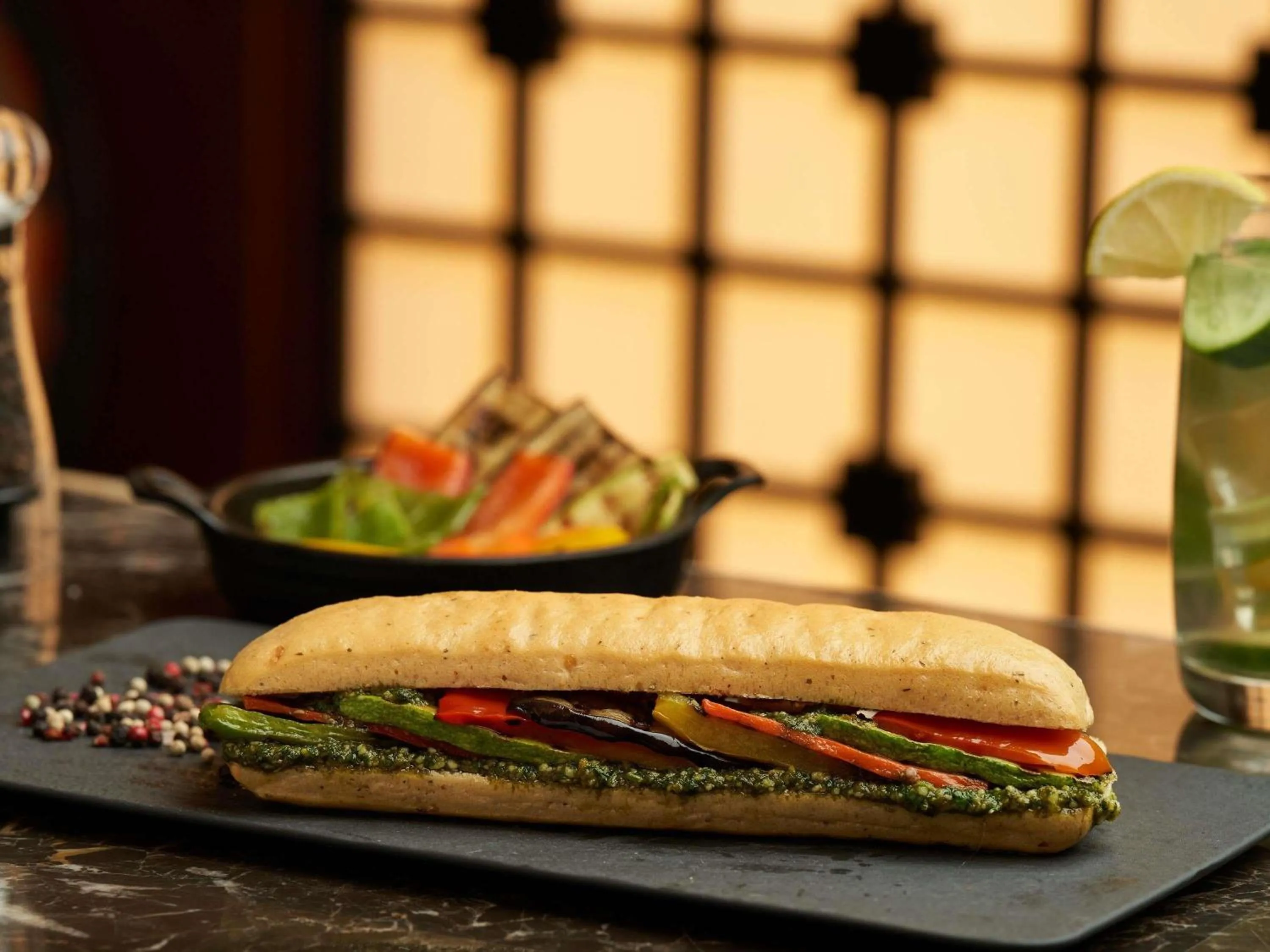 Lounge or bar in Swissotel Al Maqam Makkah