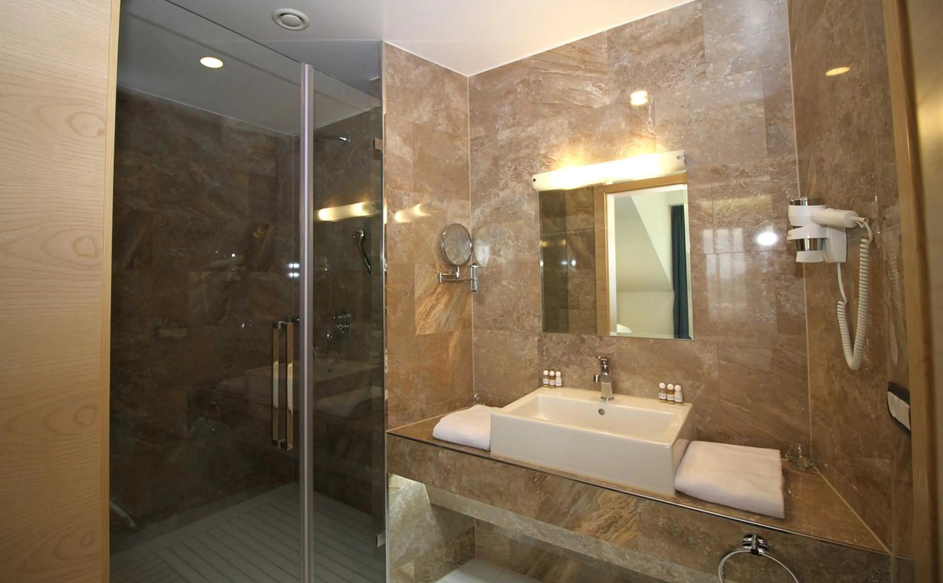 Bathroom in Hotel International Prishtina & Spa