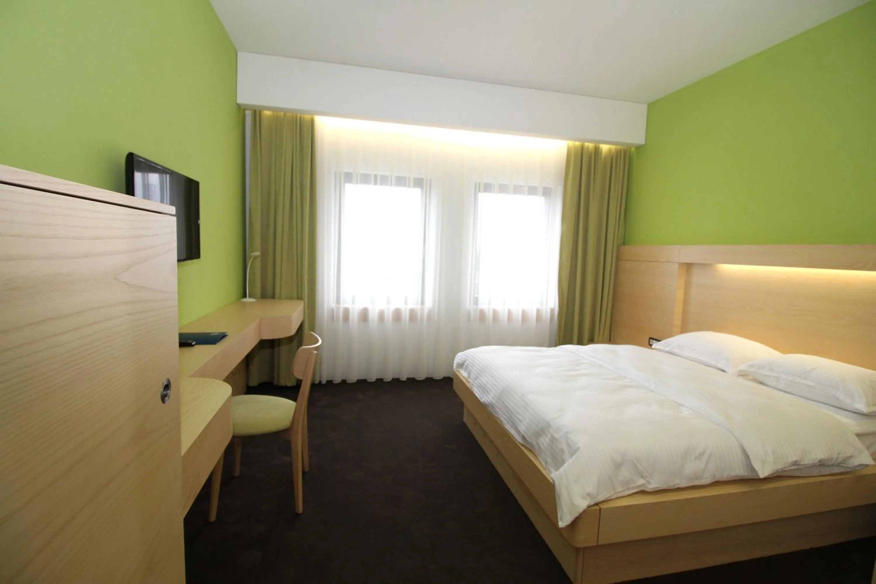 TV and multimedia, Bed in Hotel International Prishtina & Spa