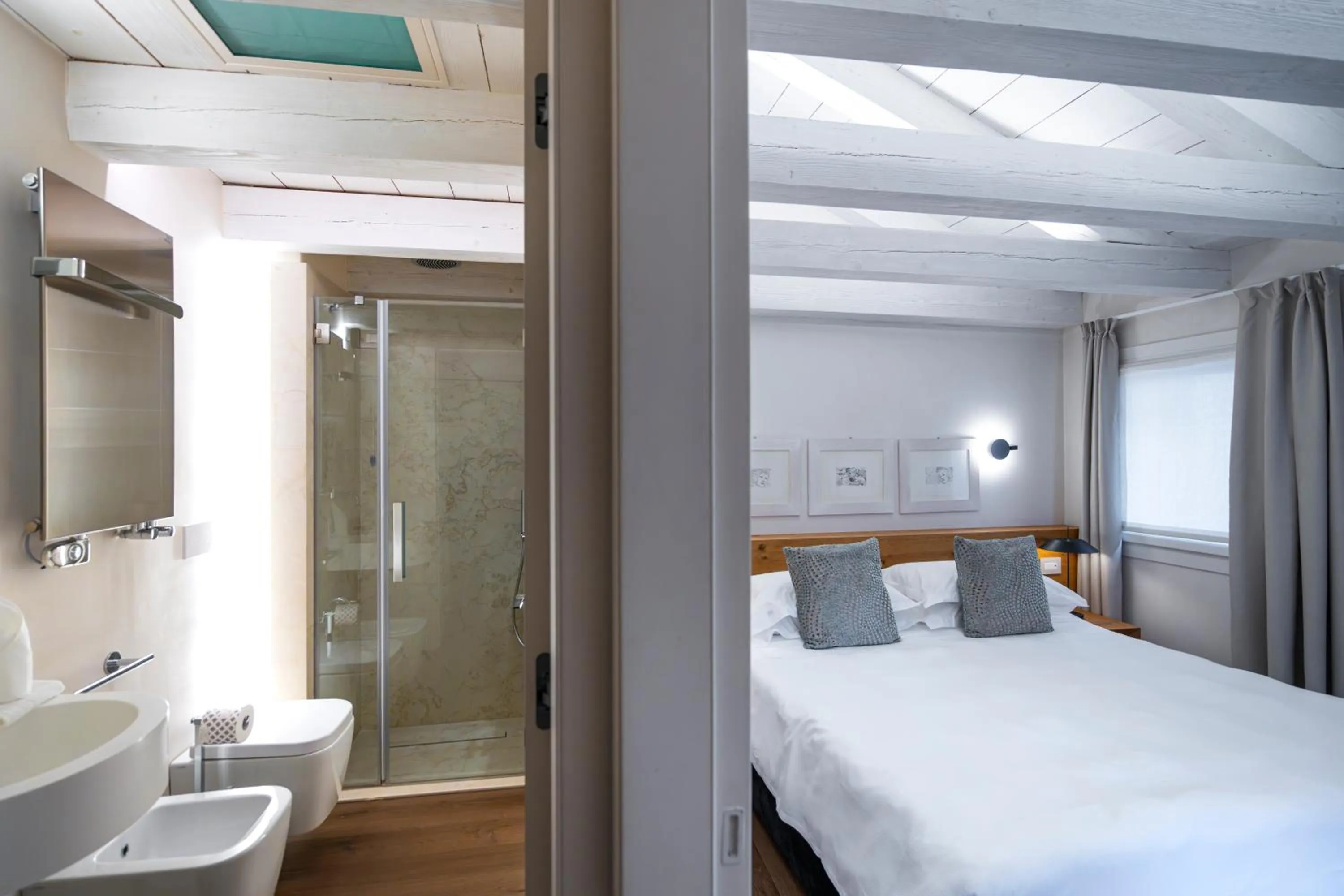 Bathroom, Bed in Palazzo Morosini Degli Spezieri - Lifestyle Apartments