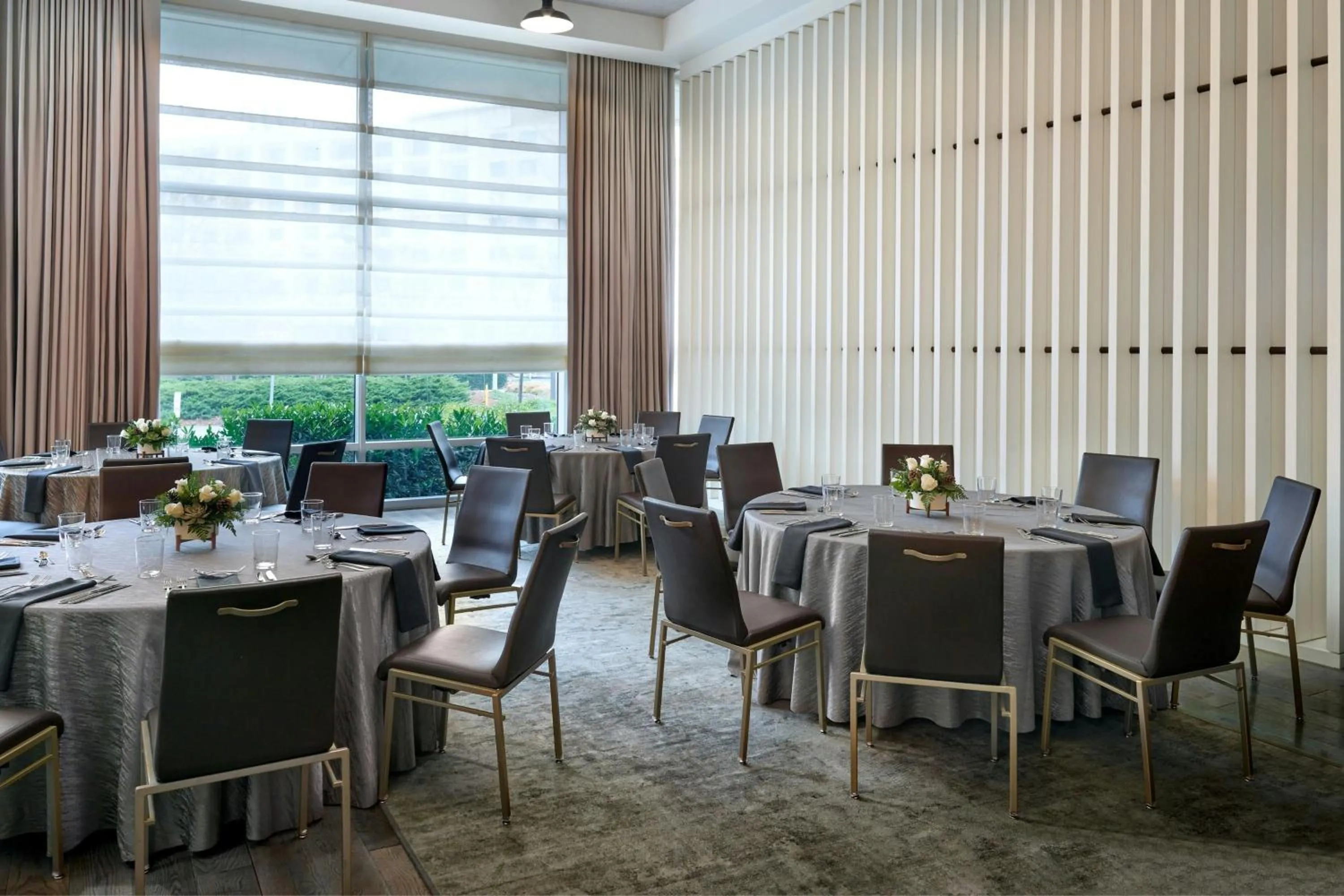 Lounge or bar in Renaissance Atlanta Airport Gateway Hotel