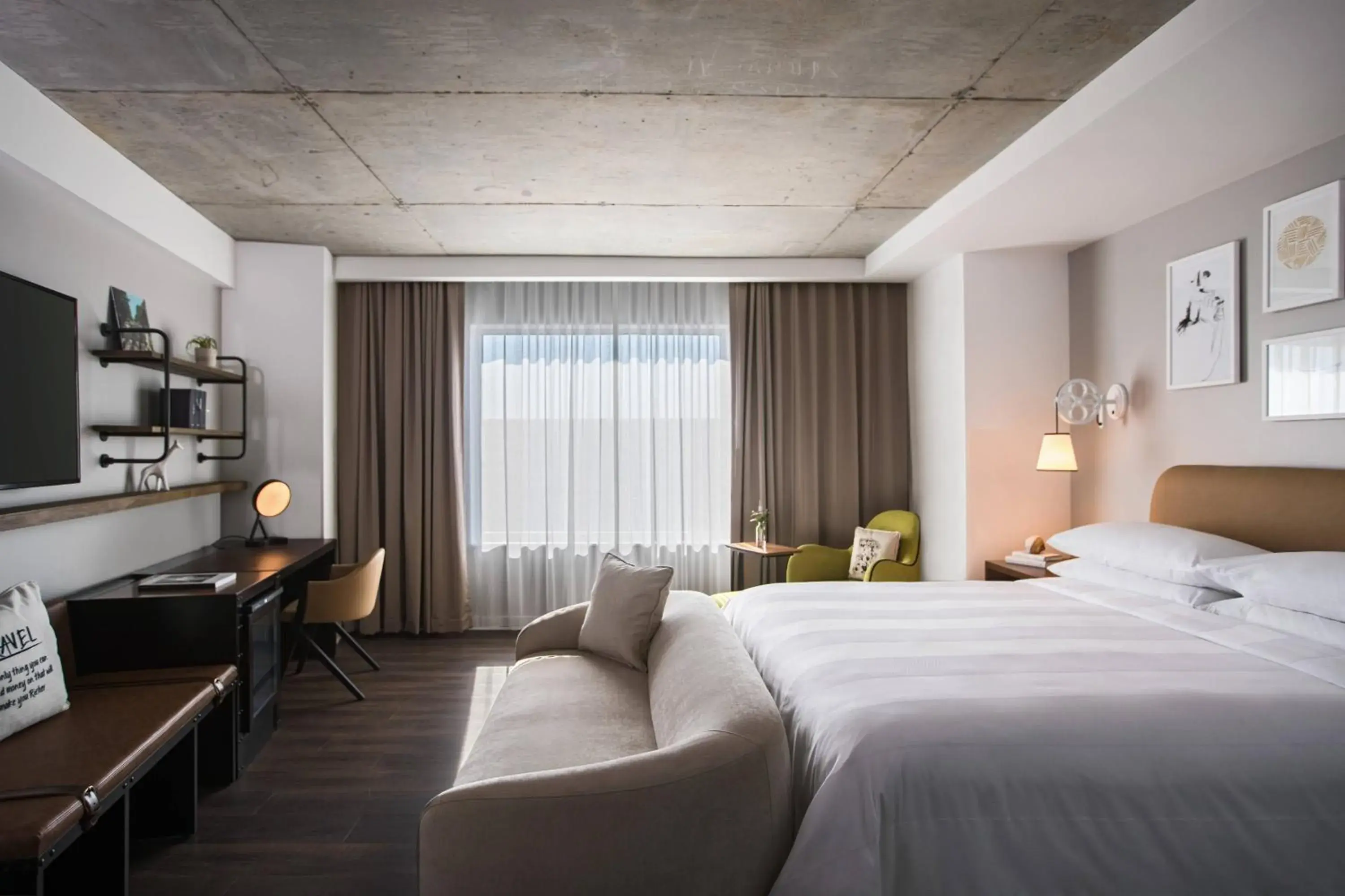 Corner King Room in Renaissance Atlanta Airport Gateway Hotel Corner King Room in Renaissance Atlanta Airport Gateway Hotel