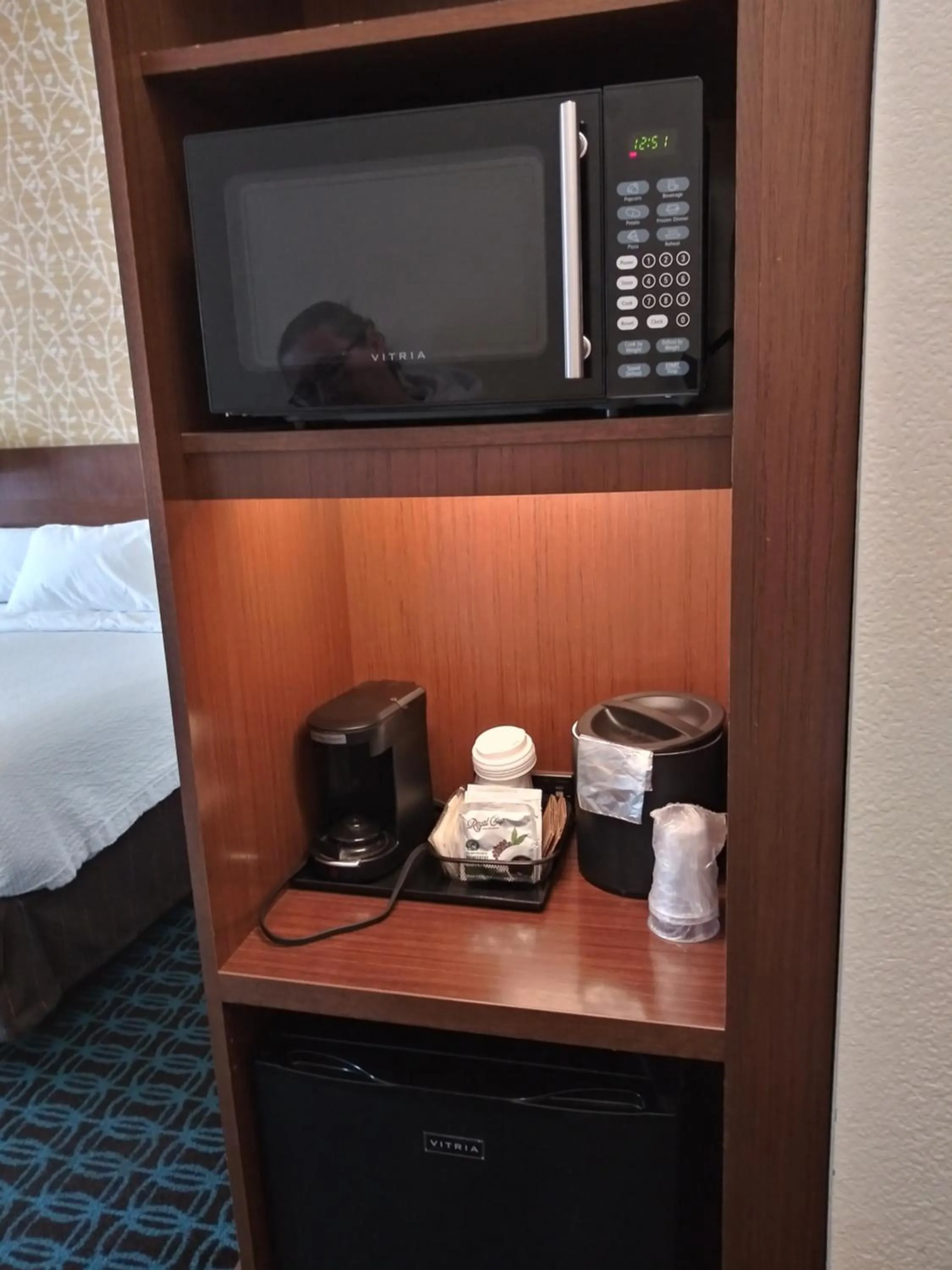 Coffee/tea facilities, Bed in Fairfield Inn & Suites by Marriott Sidney