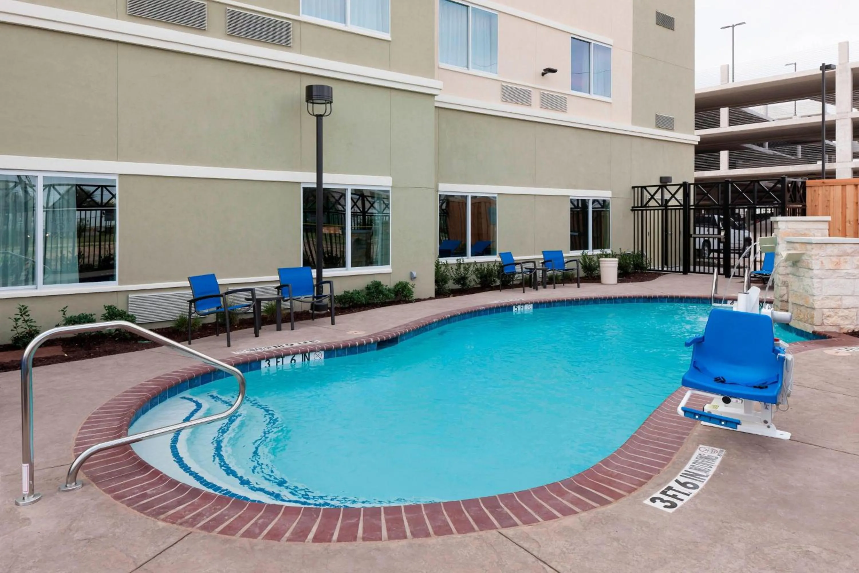 Swimming pool in Courtyard by Marriott Dallas Plano/Richardson