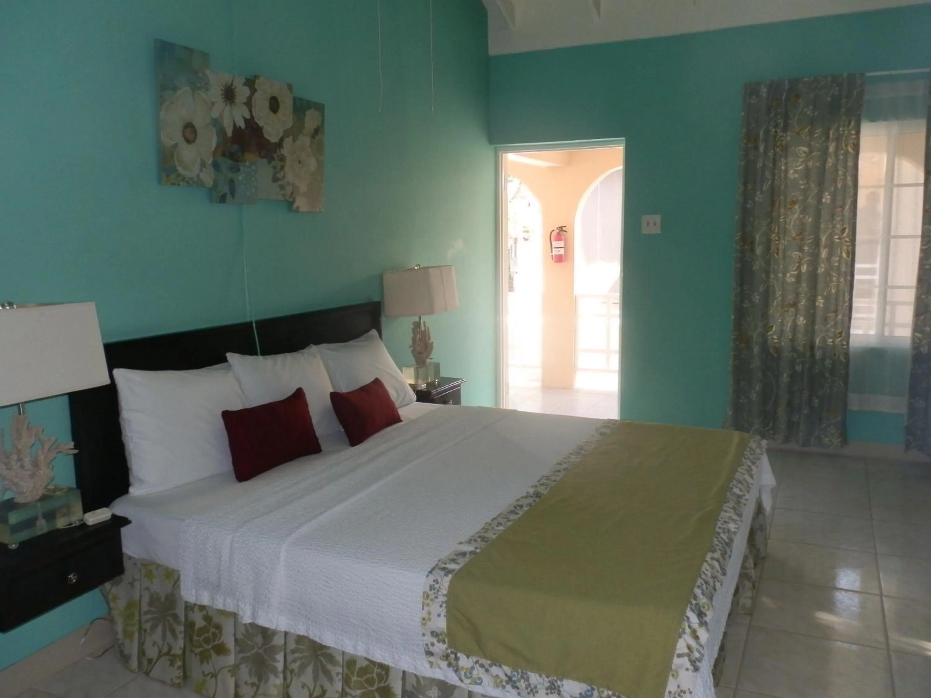 Bedroom in Paradise on the Rocks