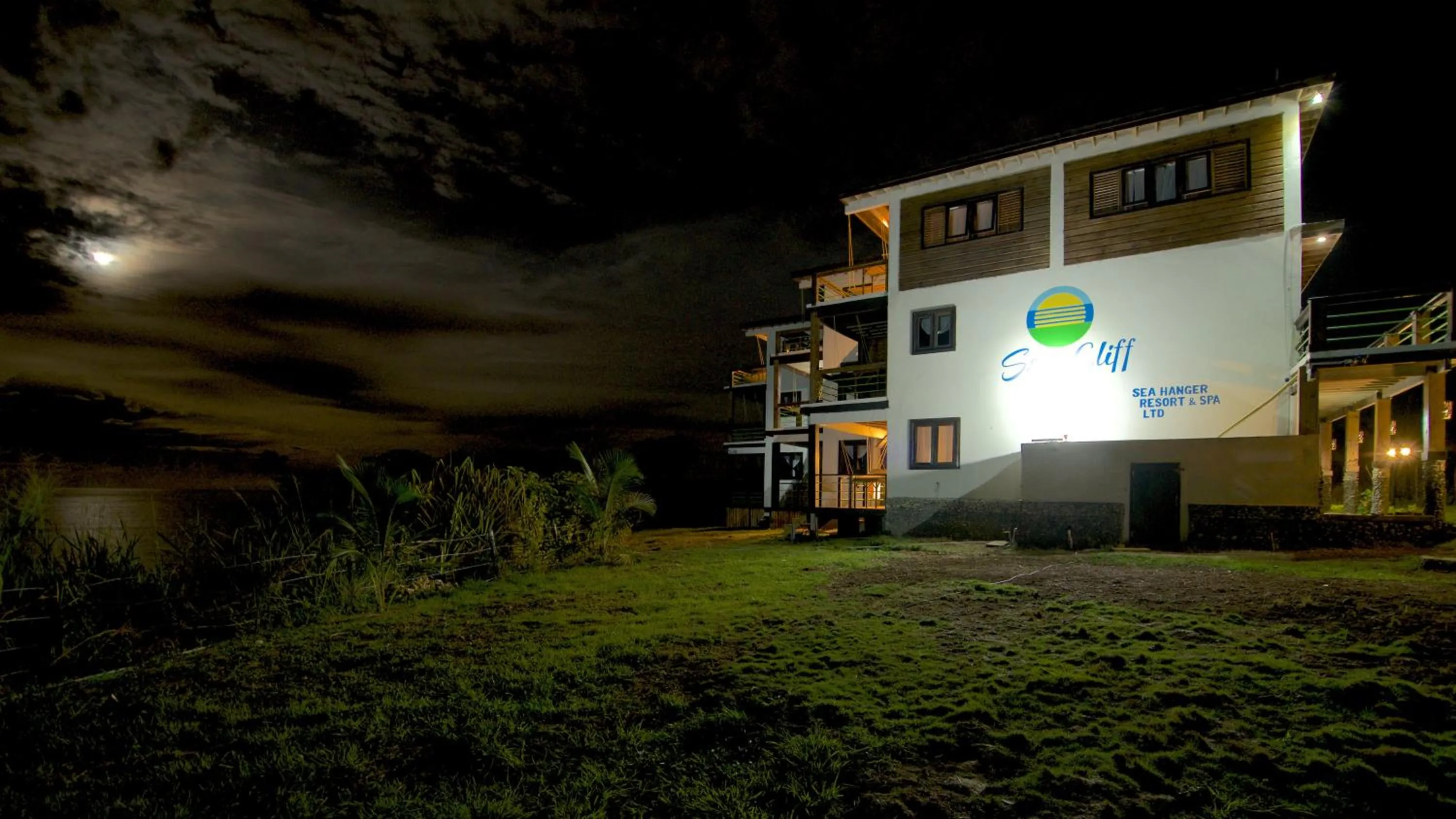 Facade/entrance in The Sea Cliff Hotel Resort & Spa