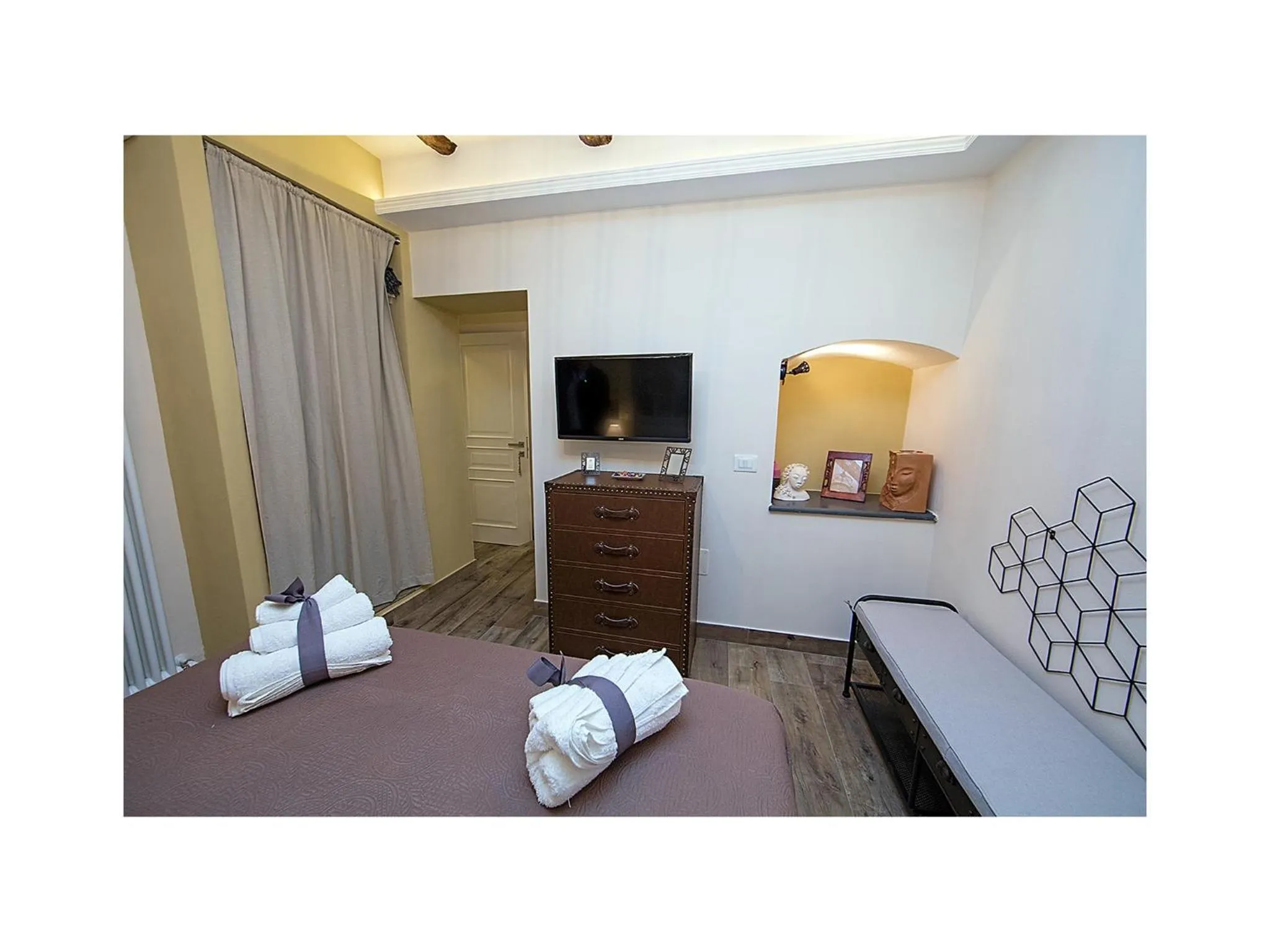 Photo of the whole room, Bed in Serendipity