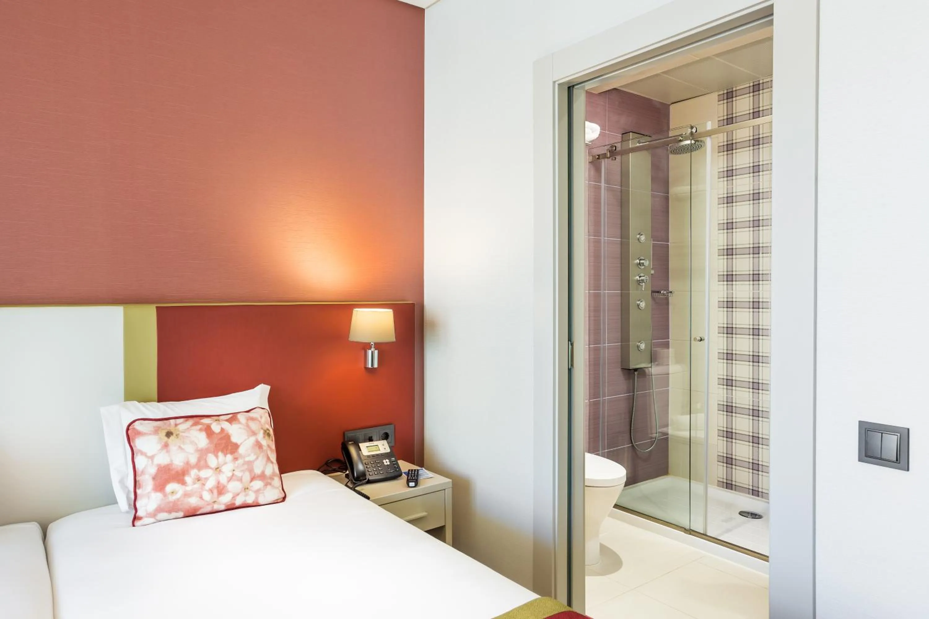 Bedroom, Bed in Empire Lisbon Hotel