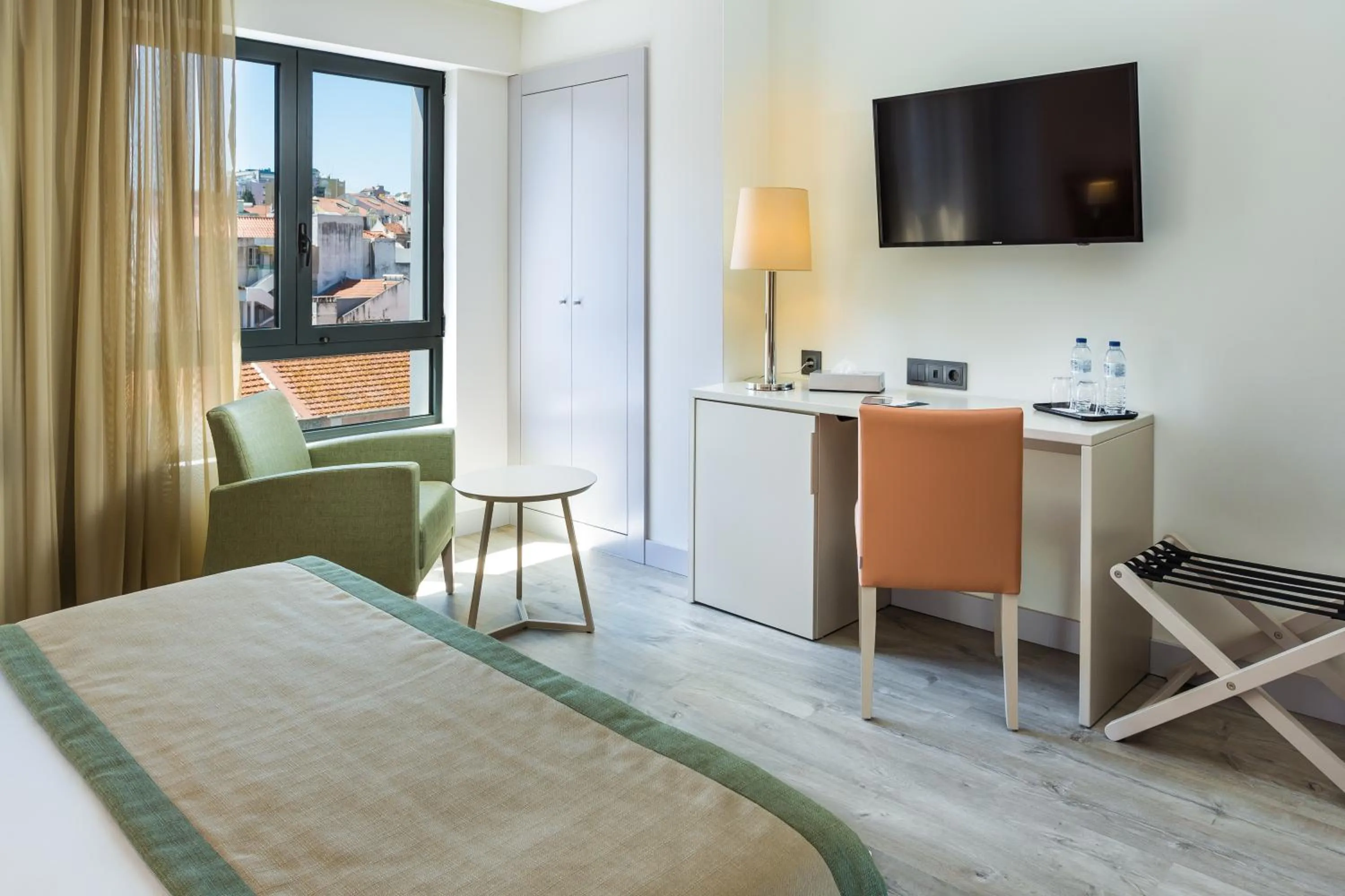 Bedroom, Bed in Empire Lisbon Hotel