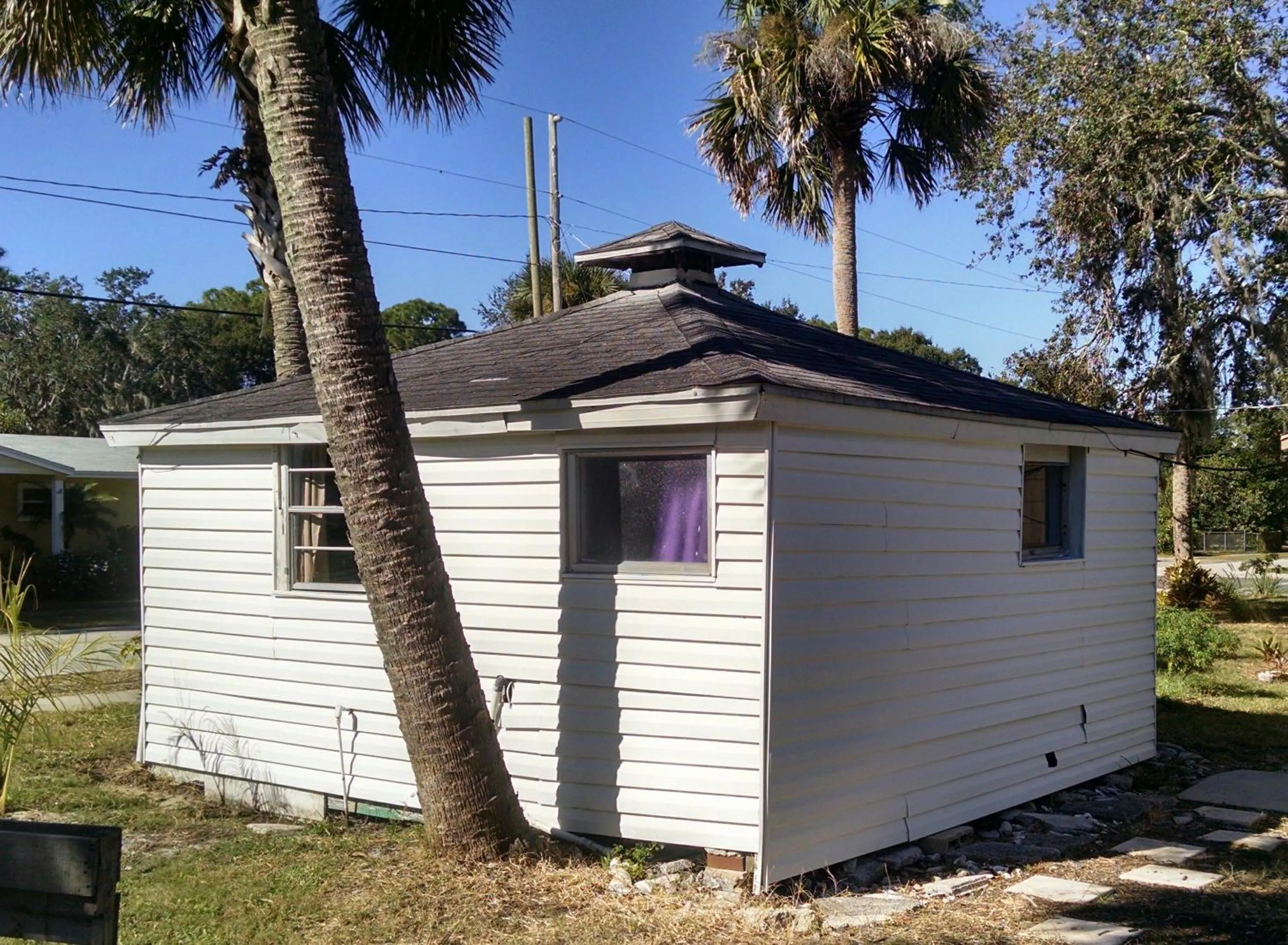Property building in 1 Beige Cozy Bungalow or 1 White Cozy Efficiency Cottage in Titusville