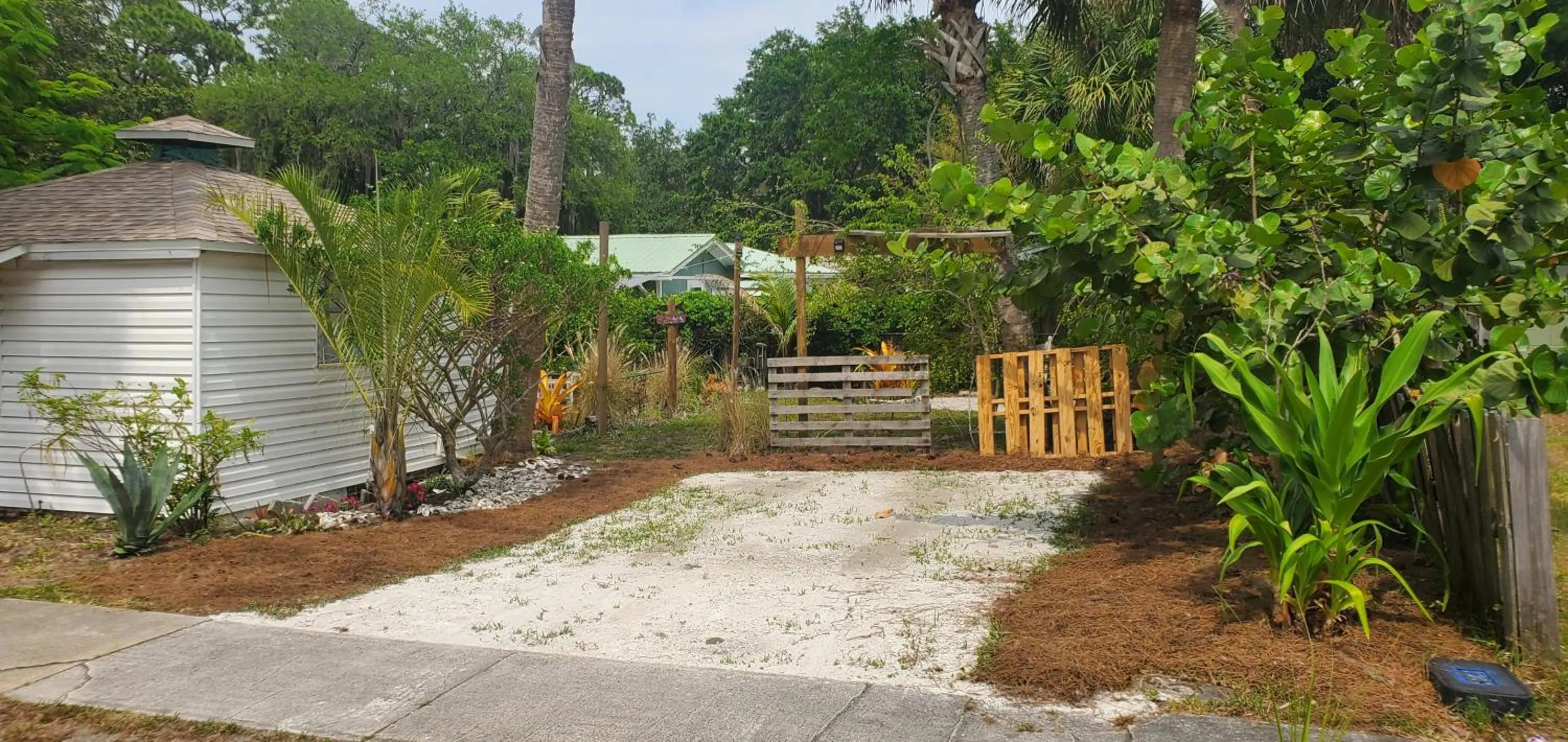 Parking in 1 Beige Cozy Bungalow or 1 White Cozy Efficiency Cottage in Titusville