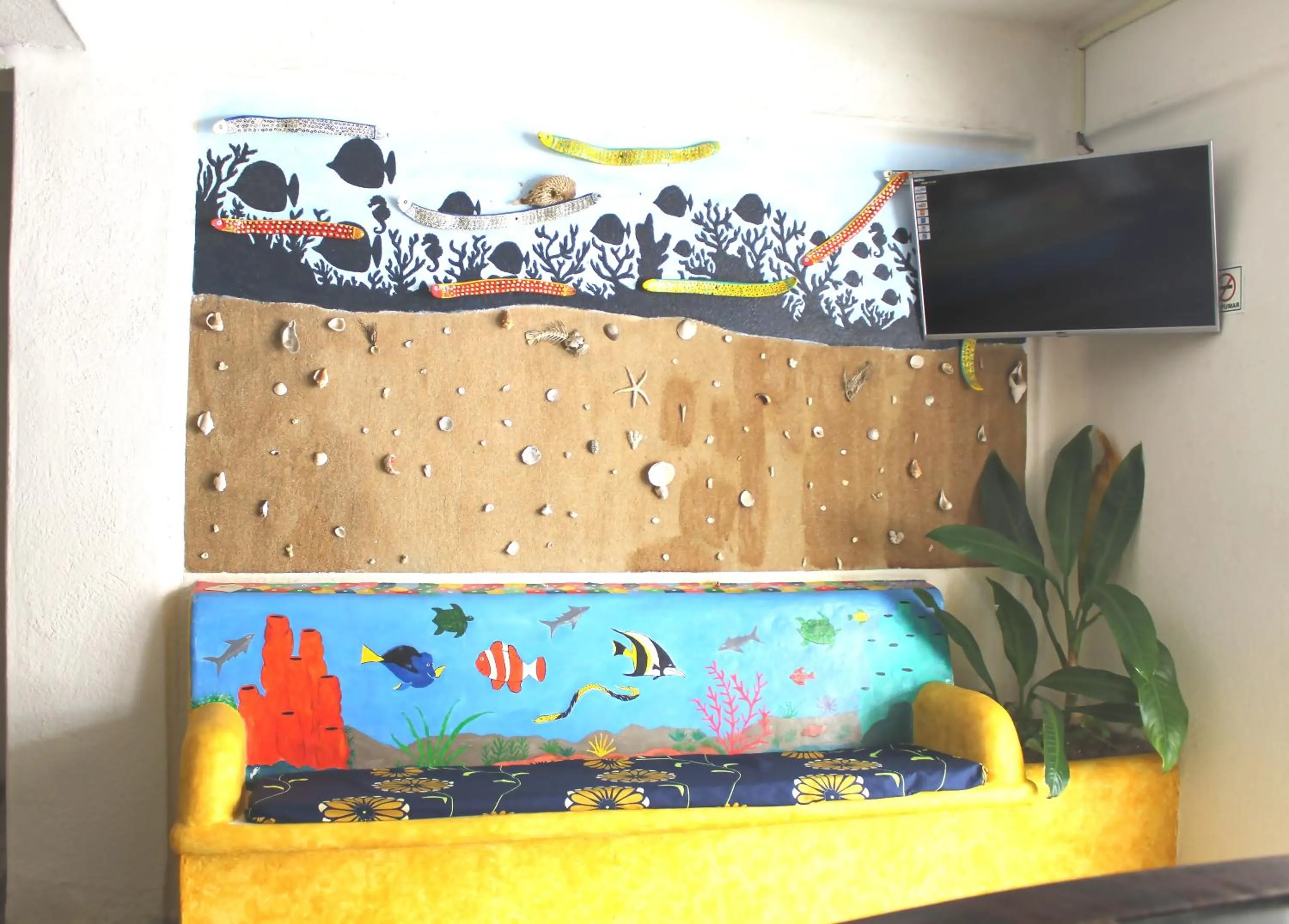 Communal lounge/ TV room in Hotel Arrecife Huatulco Plus