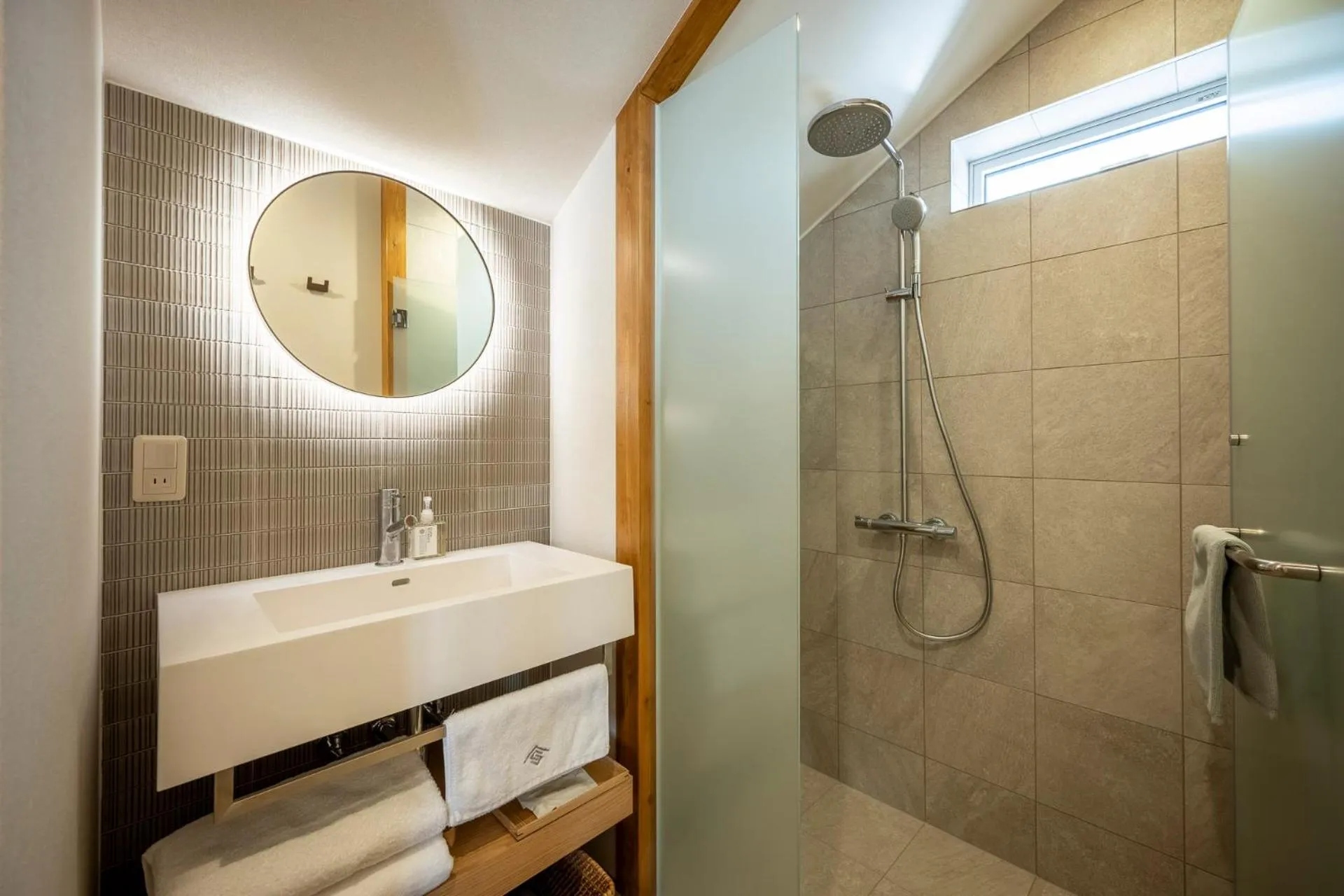 Shower in Tanuki Nozawa