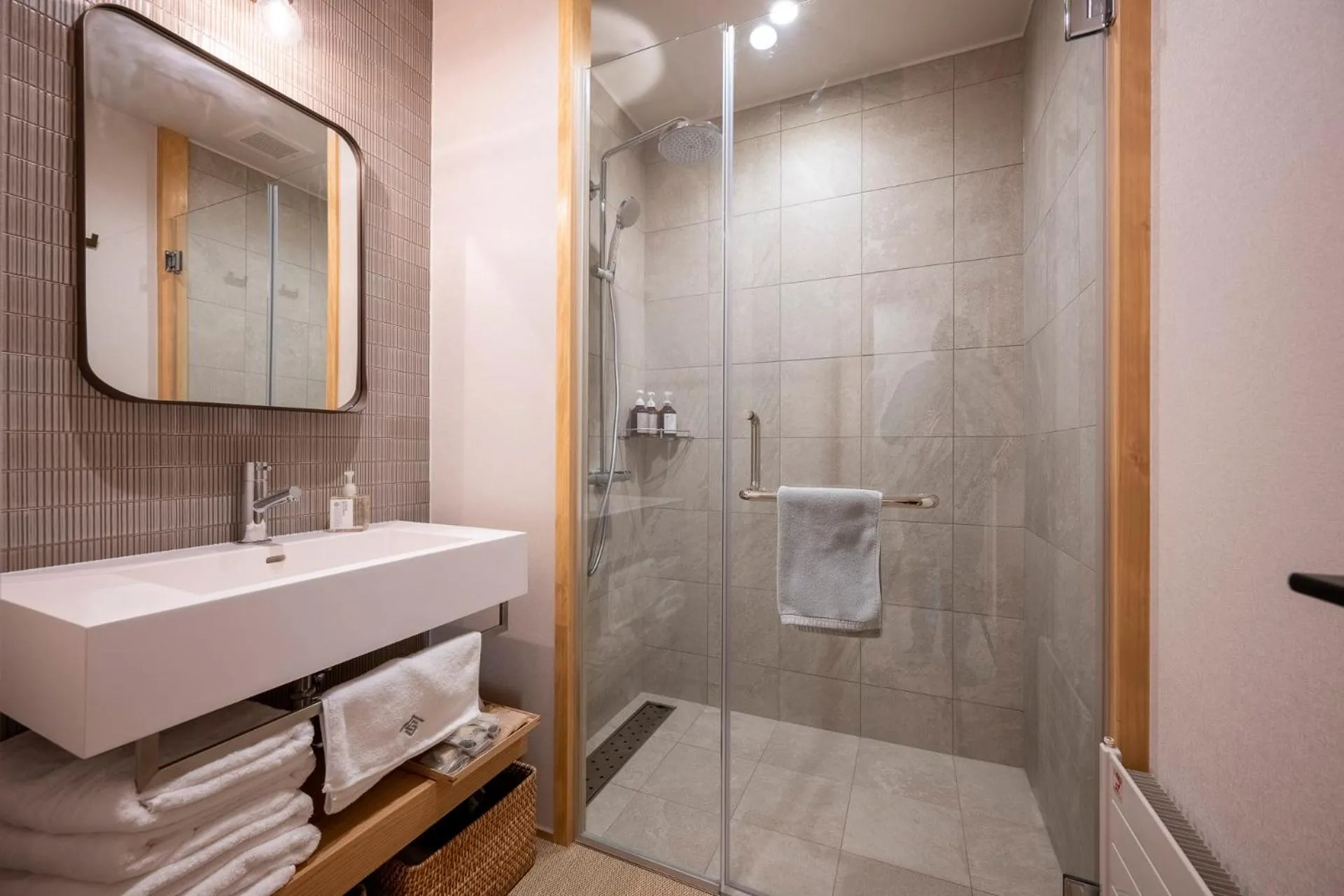 Shower in Tanuki Nozawa