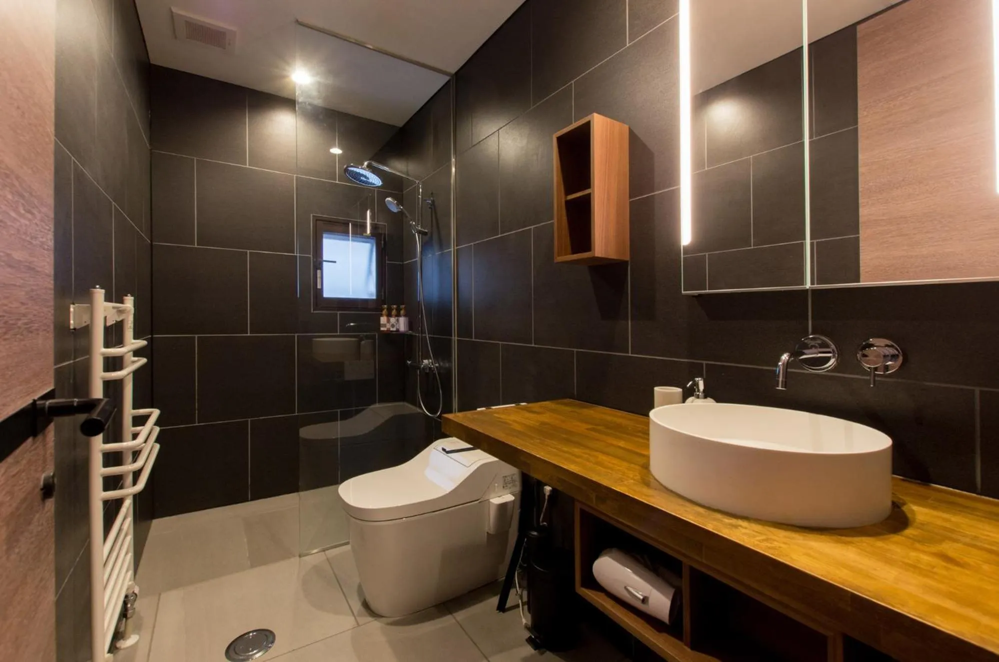 Shower in Tanuki Nozawa