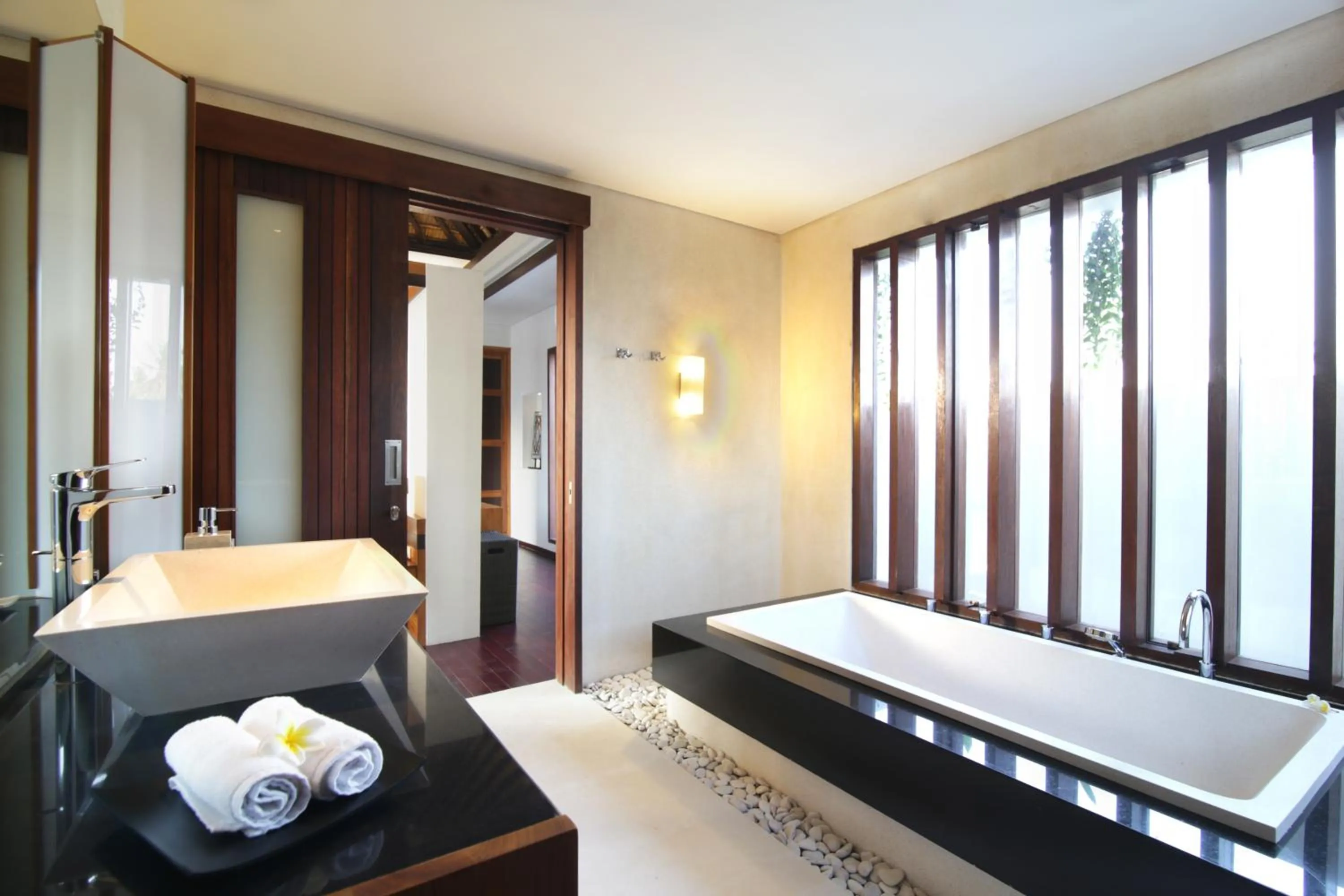 Bathroom, Bed in Kedonganan Beach Villa