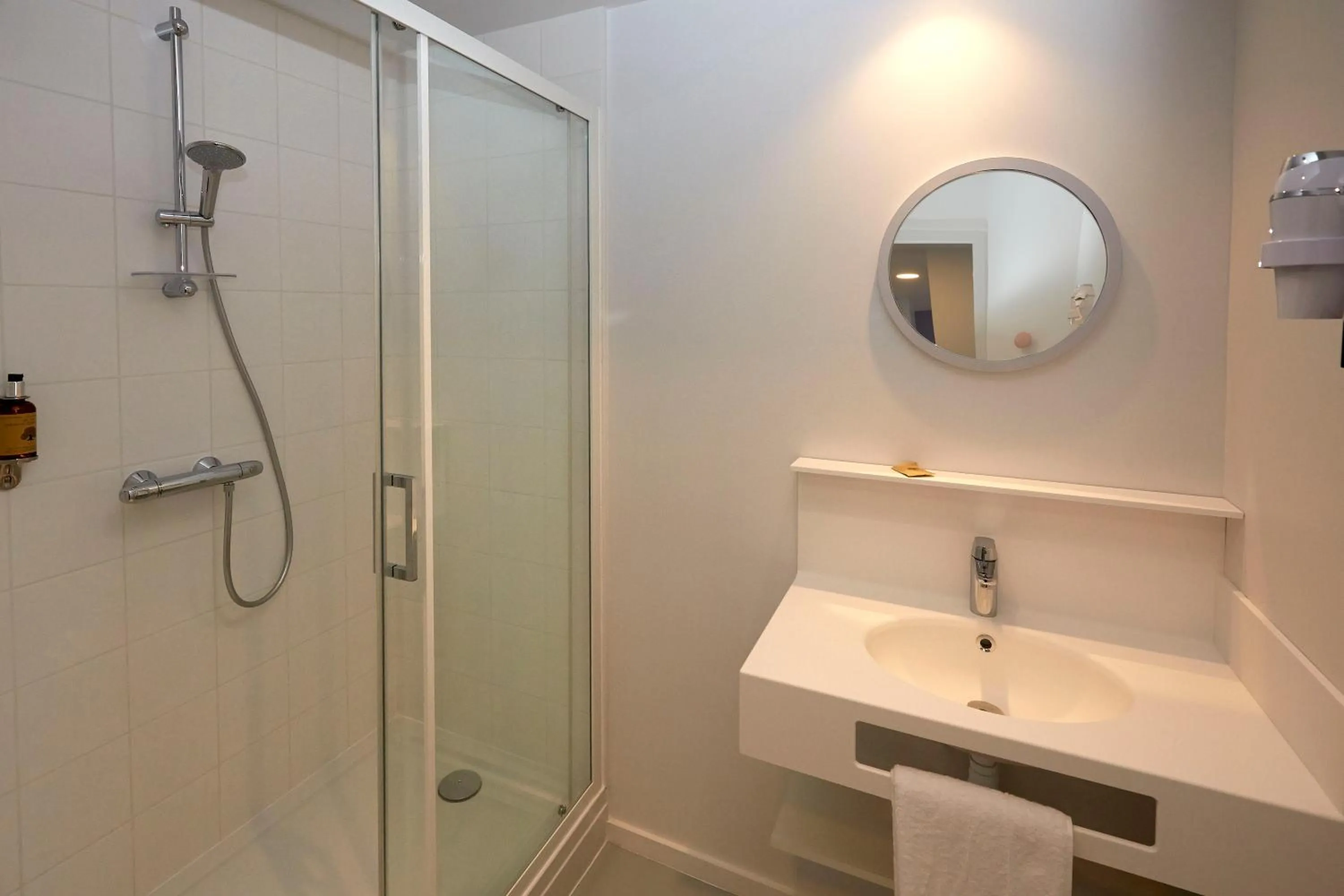 Shower in Coto Hotel