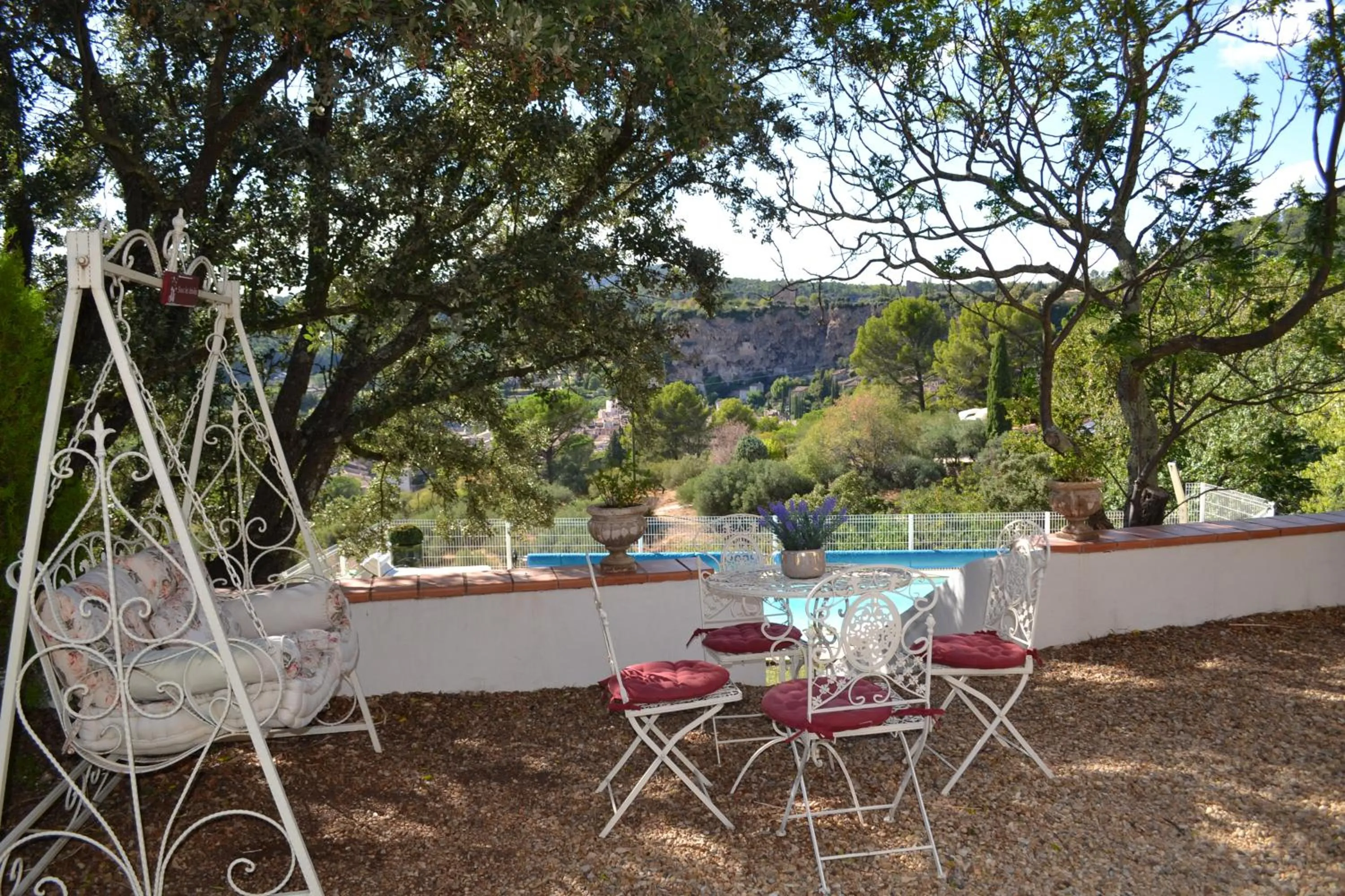 Pool view in Tivoli en Provence
