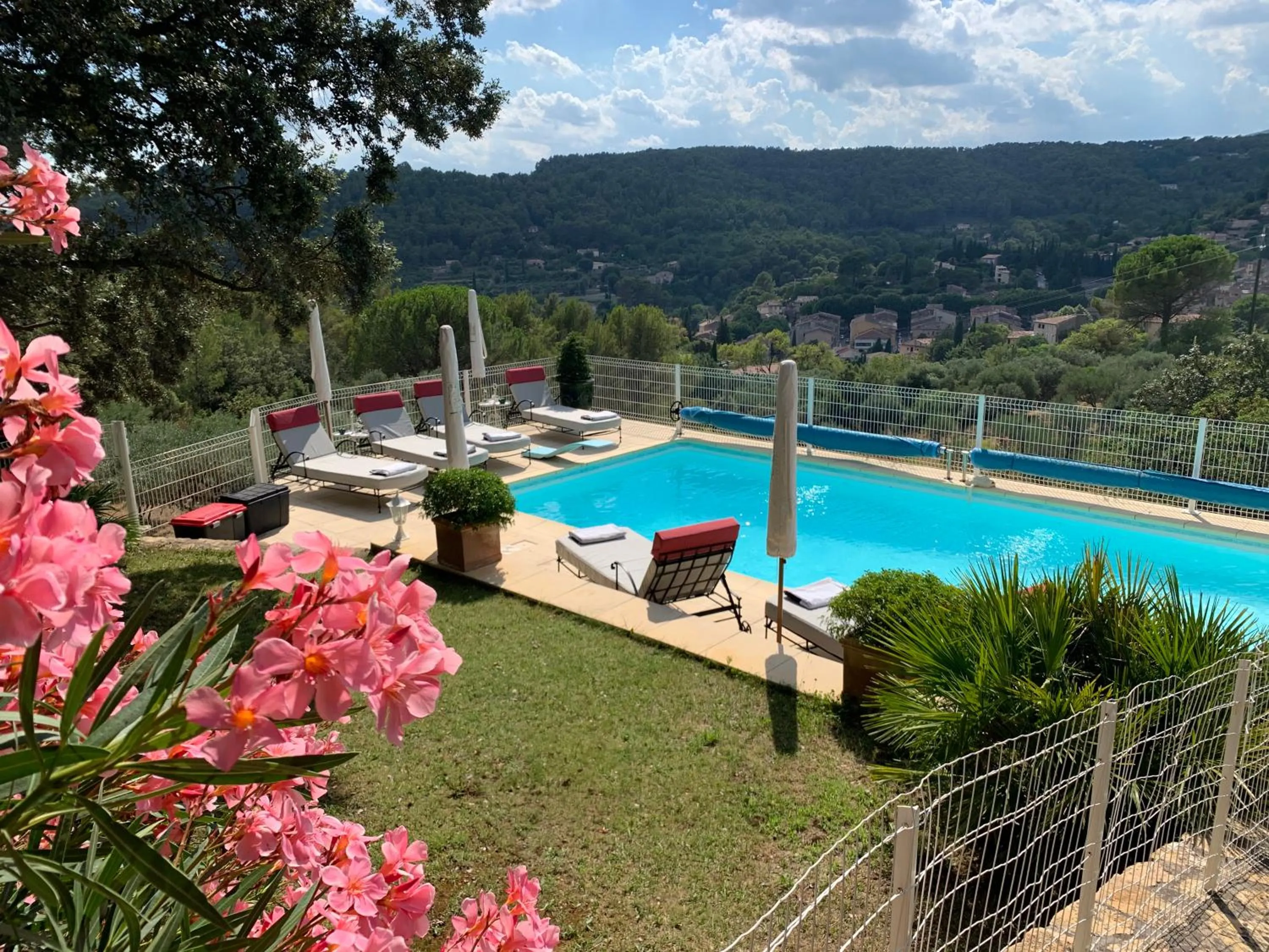 Pool view in Tivoli en Provence