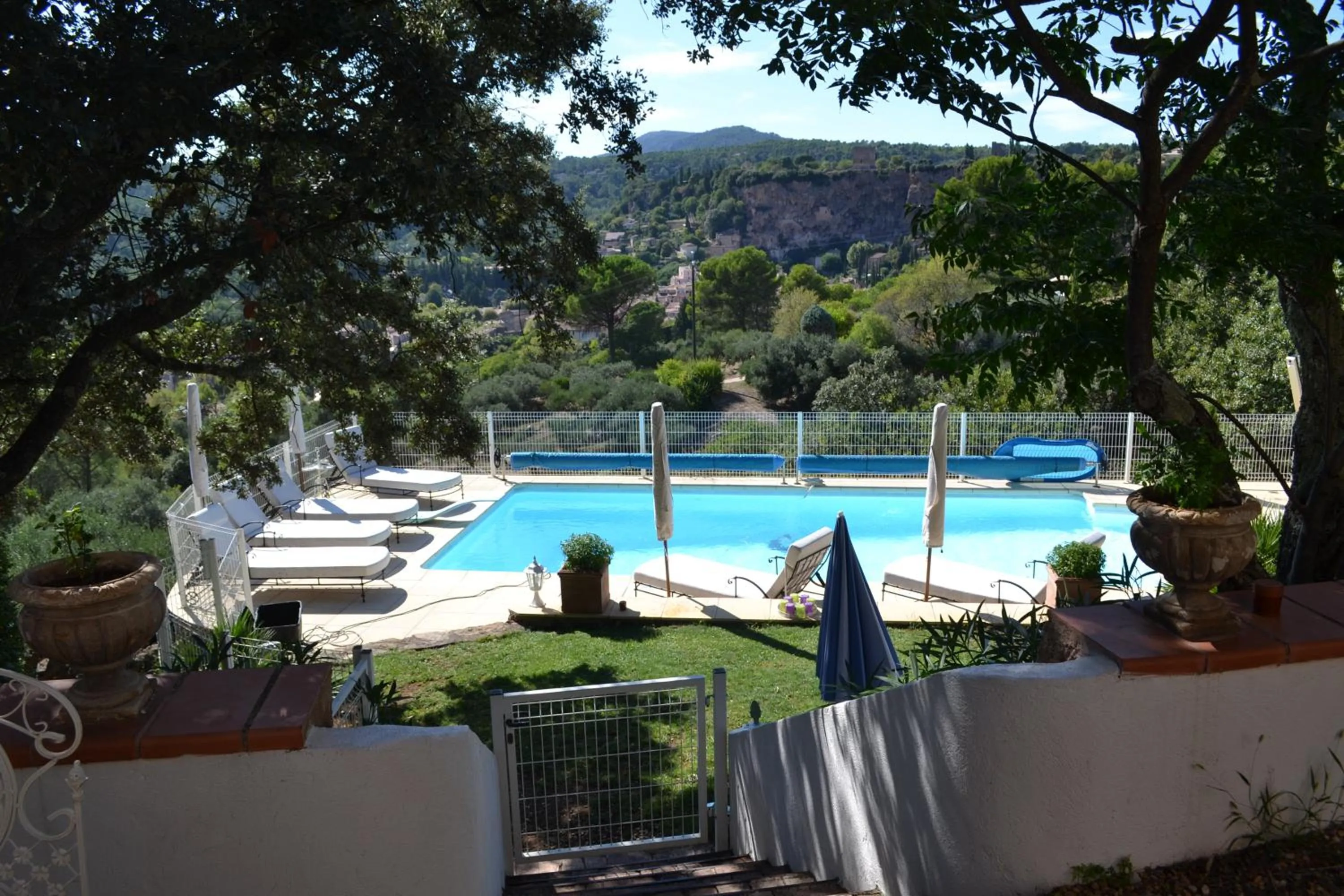 Pool view in Tivoli en Provence