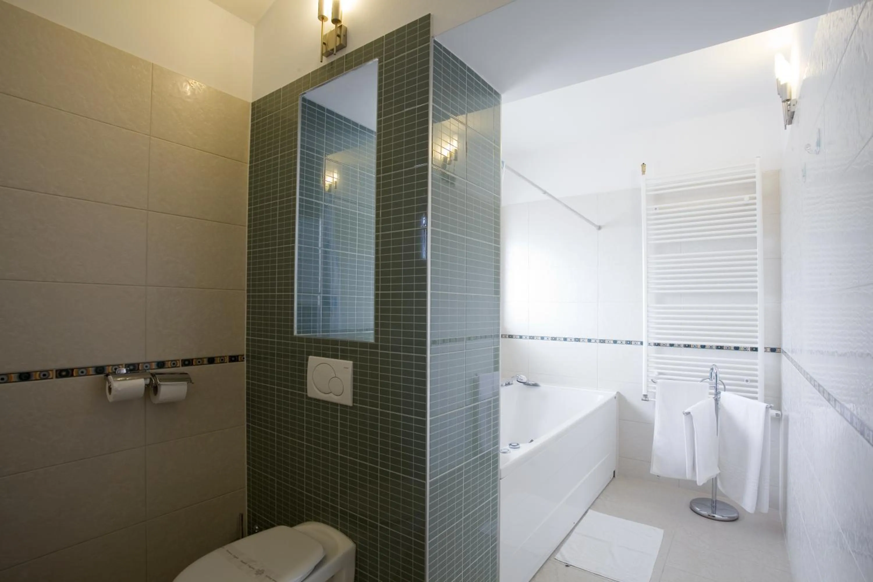 Shower in Hotel Eden