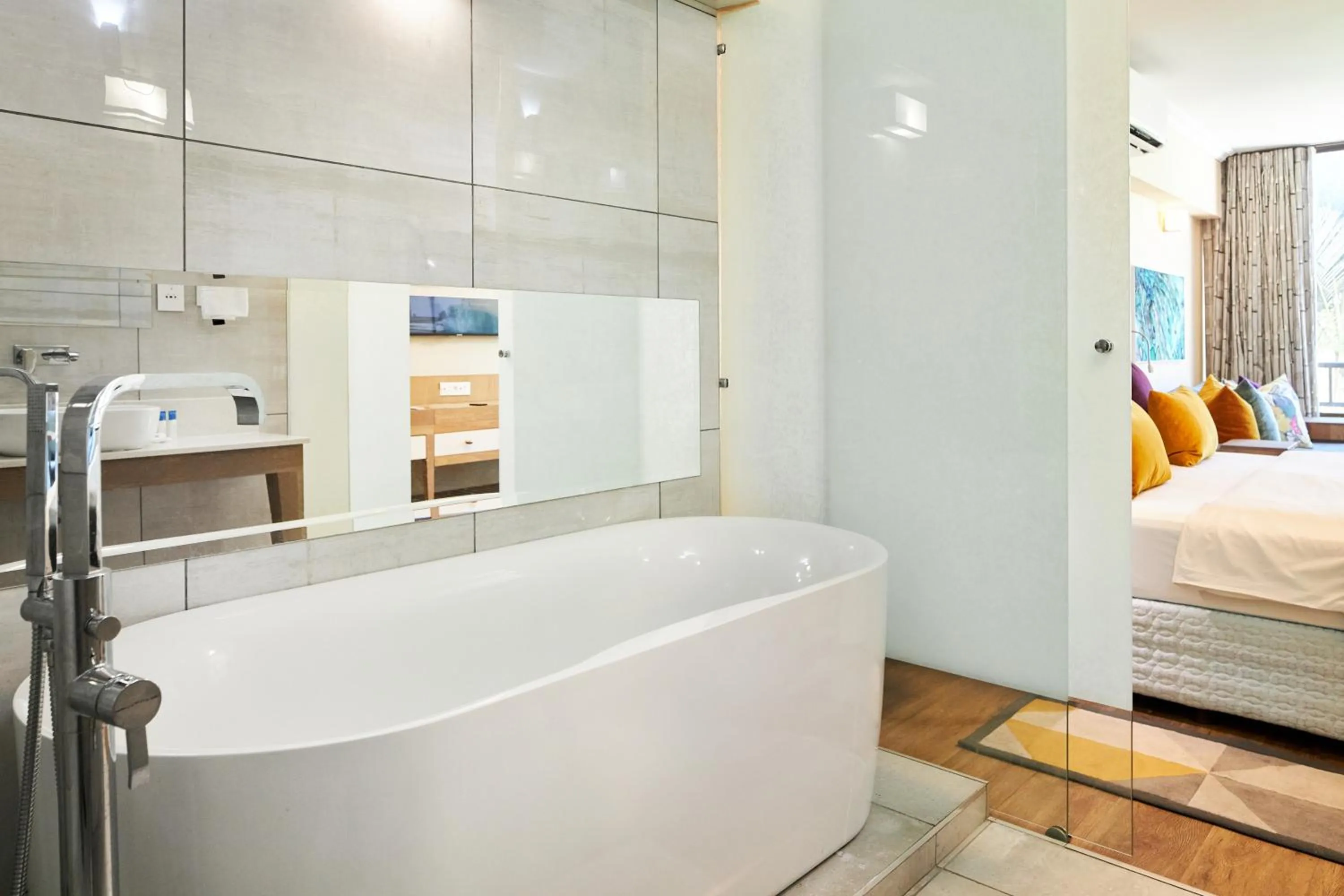 Bathroom, Bed in First Group Breakers Resort - Official