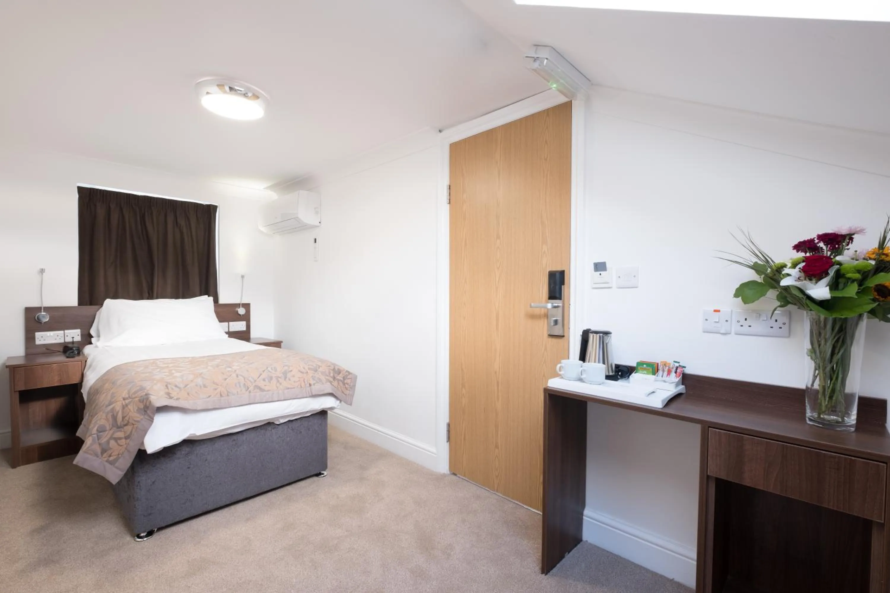 Single Room with Bath in Signature Hotel London