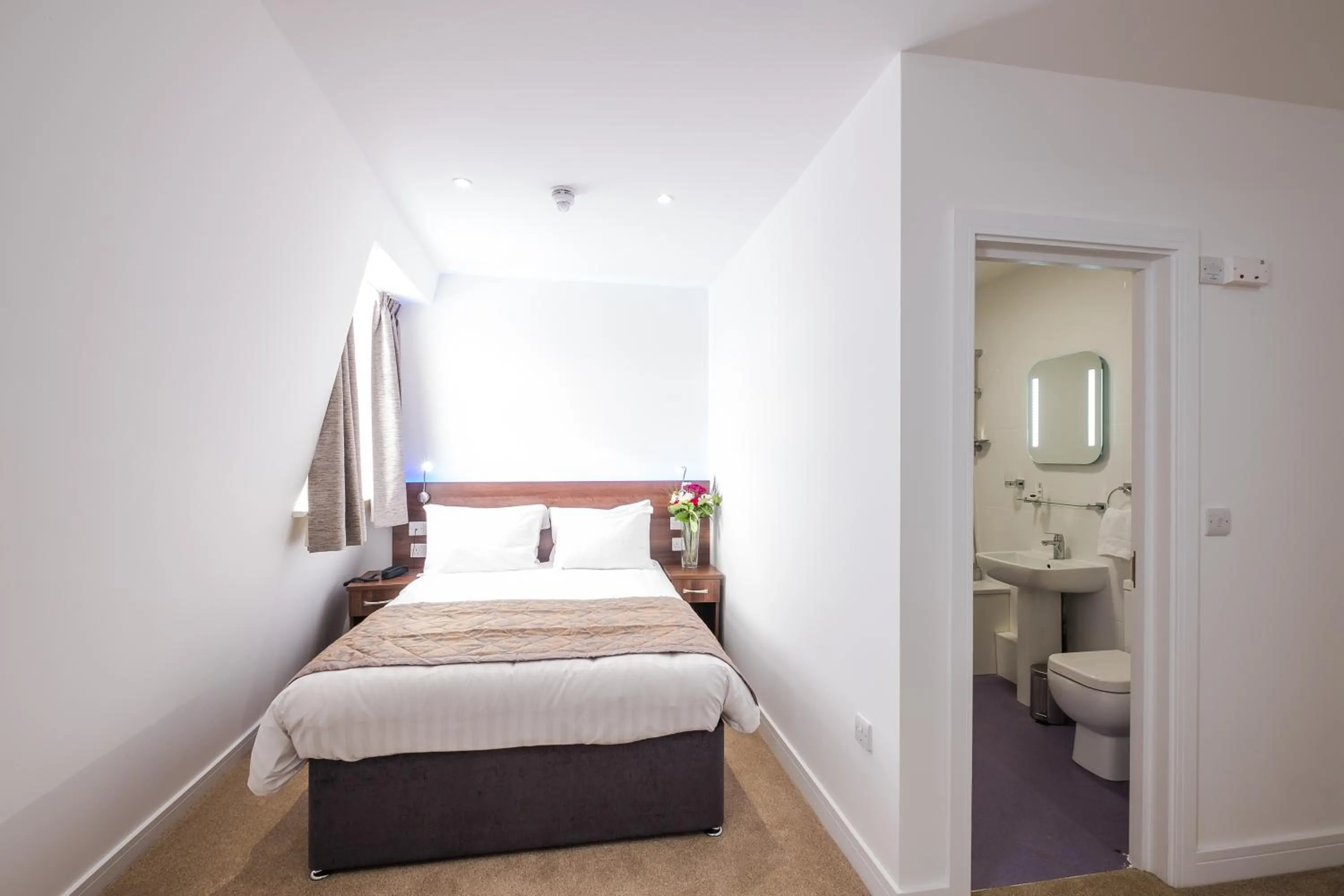 Photo of the whole room, Bed in Signature Hotel London