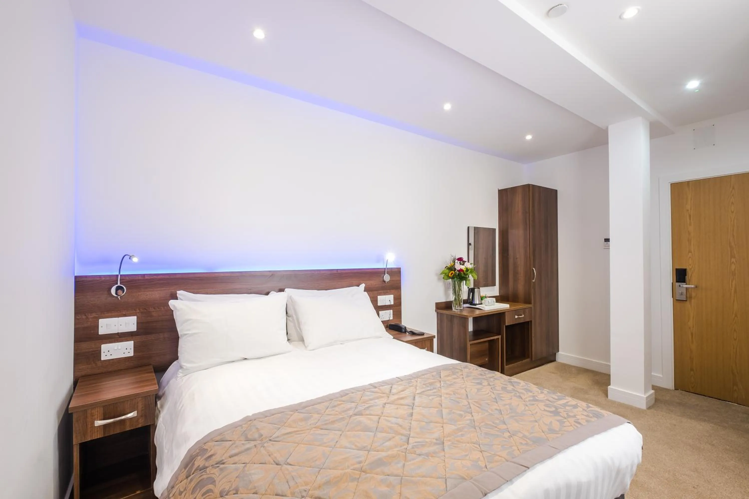 Property building, Bed in Signature Hotel London