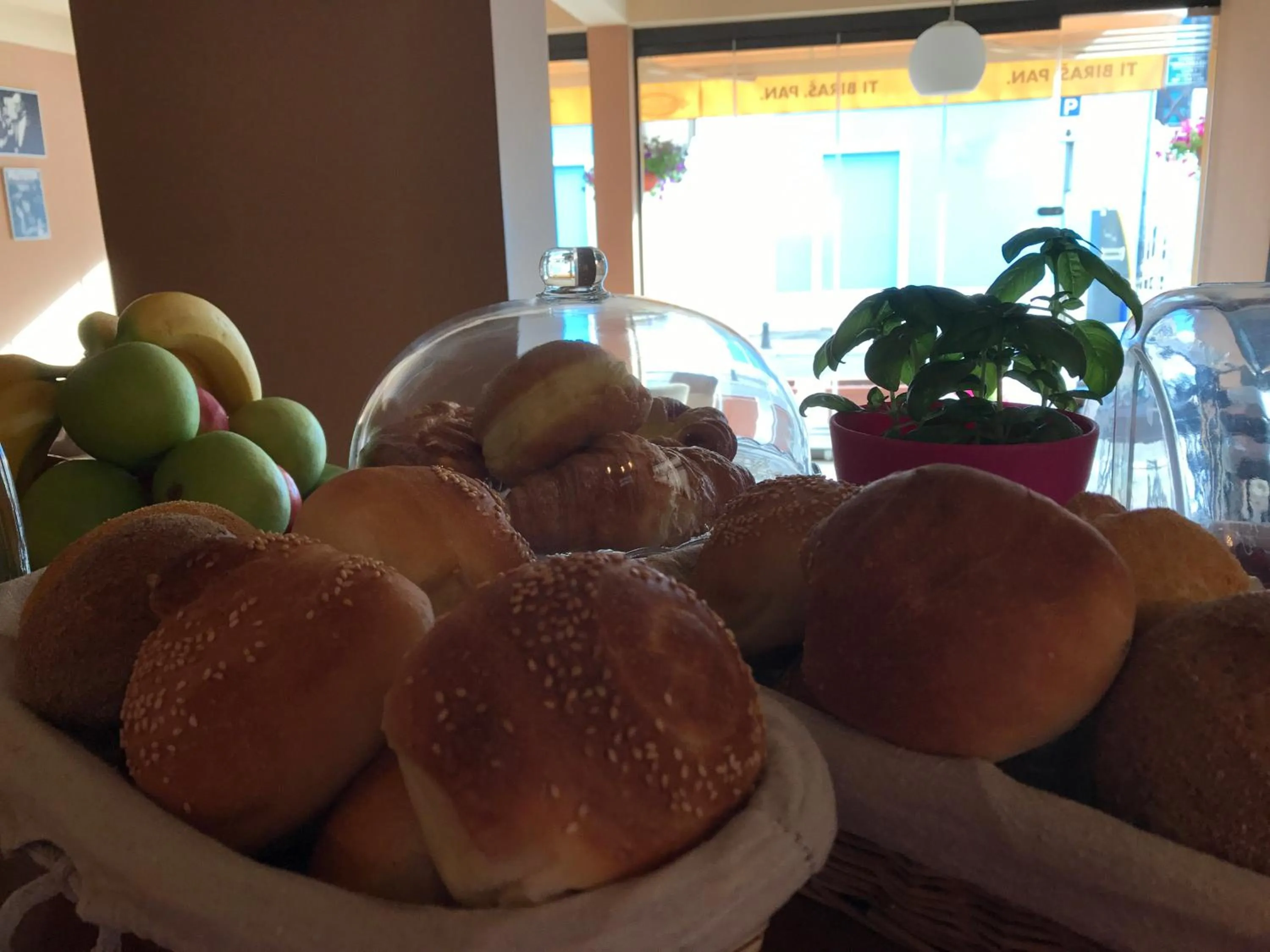 Buffet breakfast in Heartland City B&B