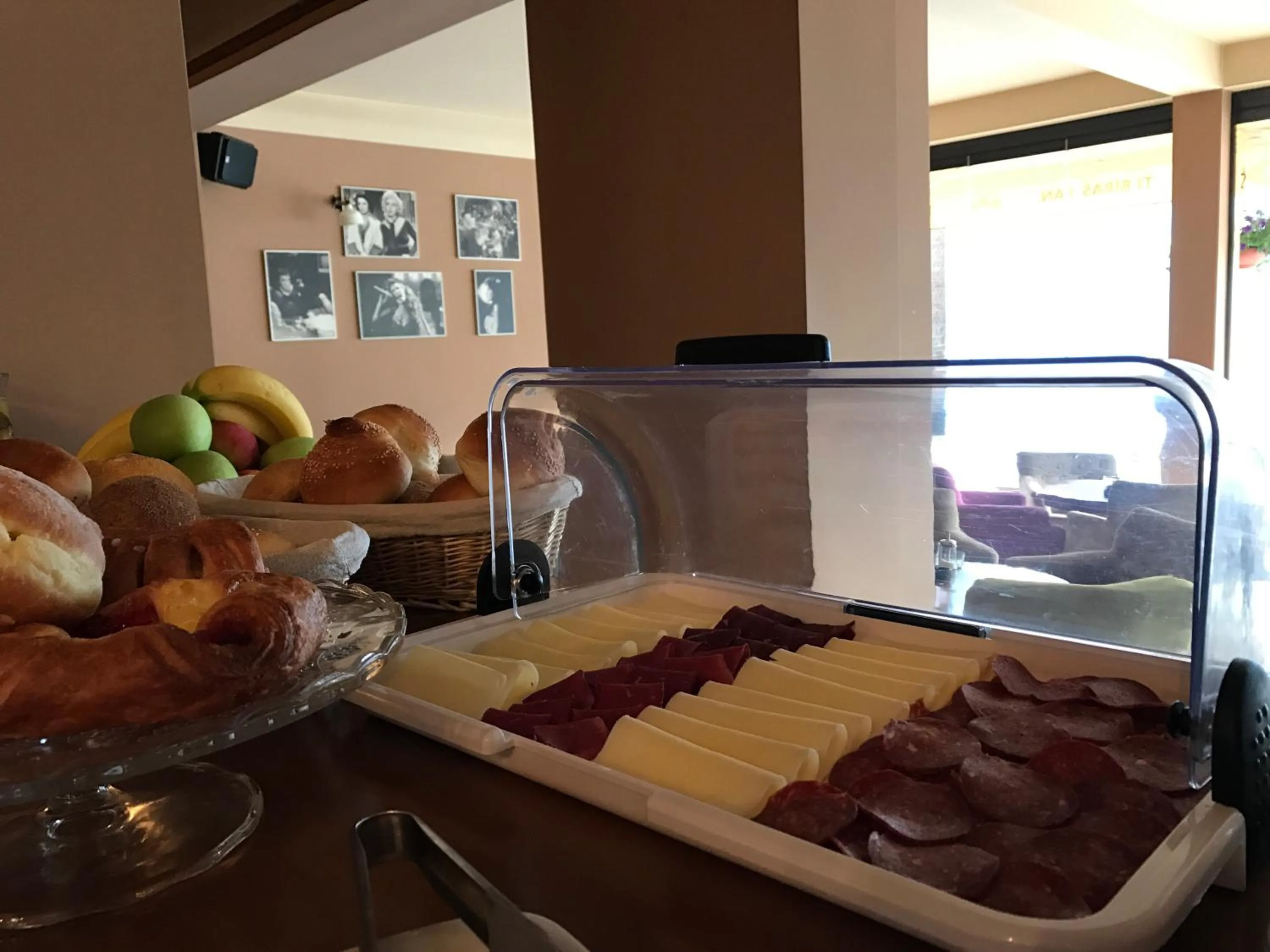 Buffet breakfast in Heartland City B&B