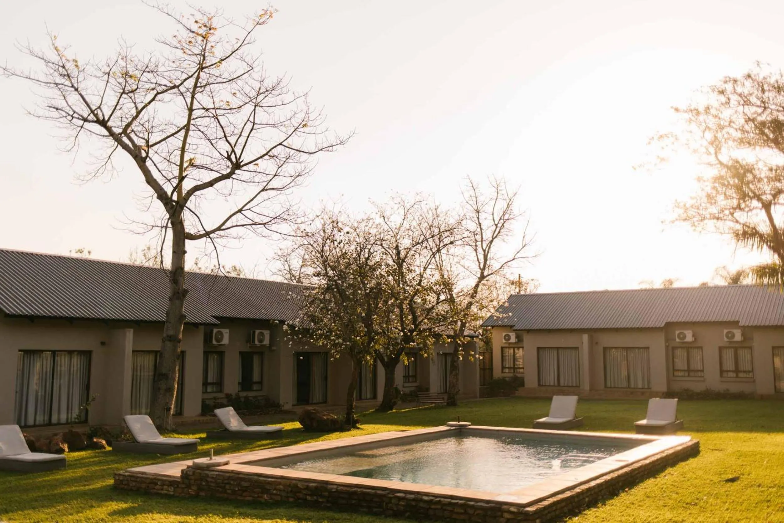 Pool view in Hamiltons Lodge & Restaurant