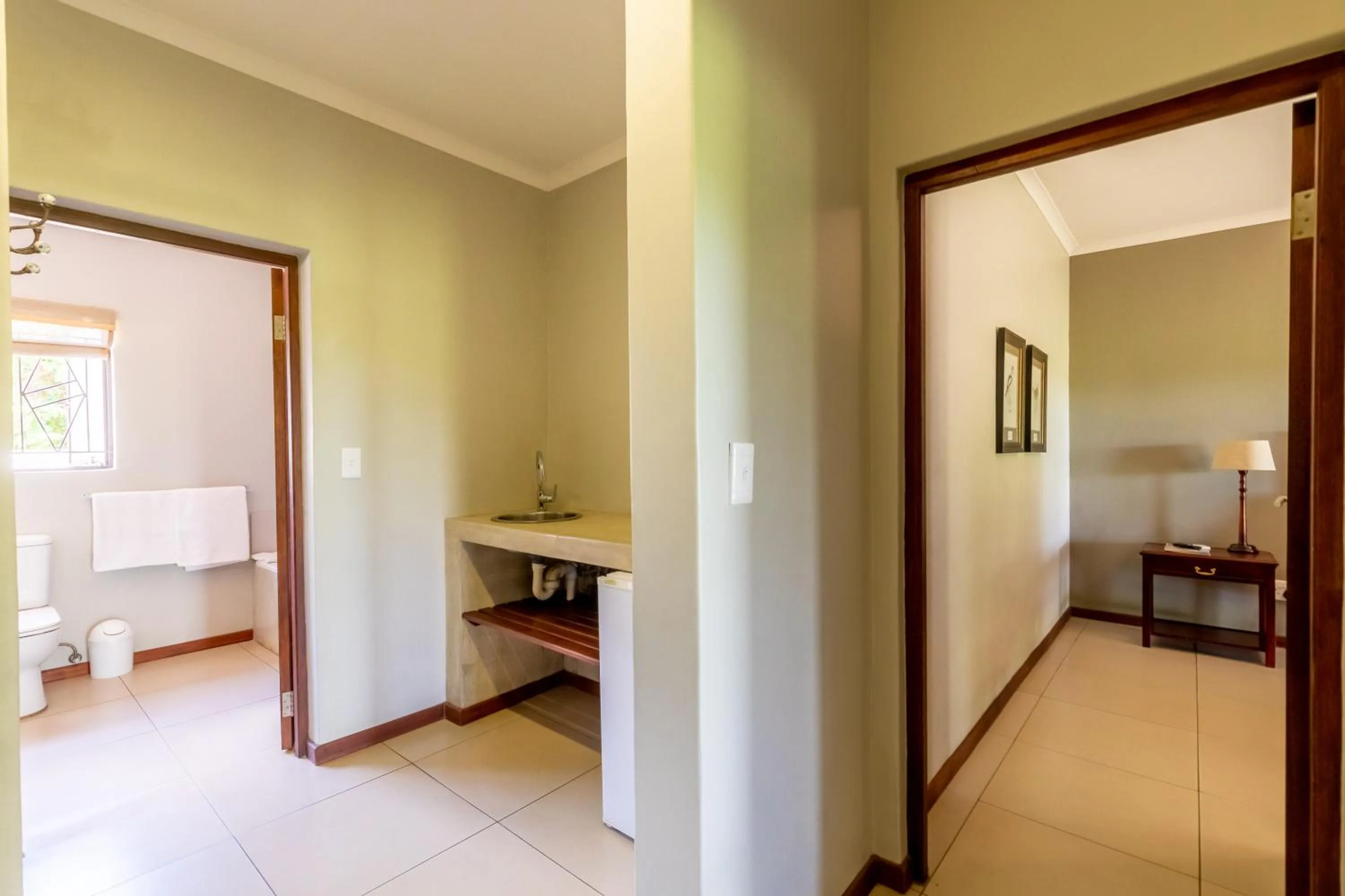 Bathroom, Bed in Hamiltons Lodge & Restaurant