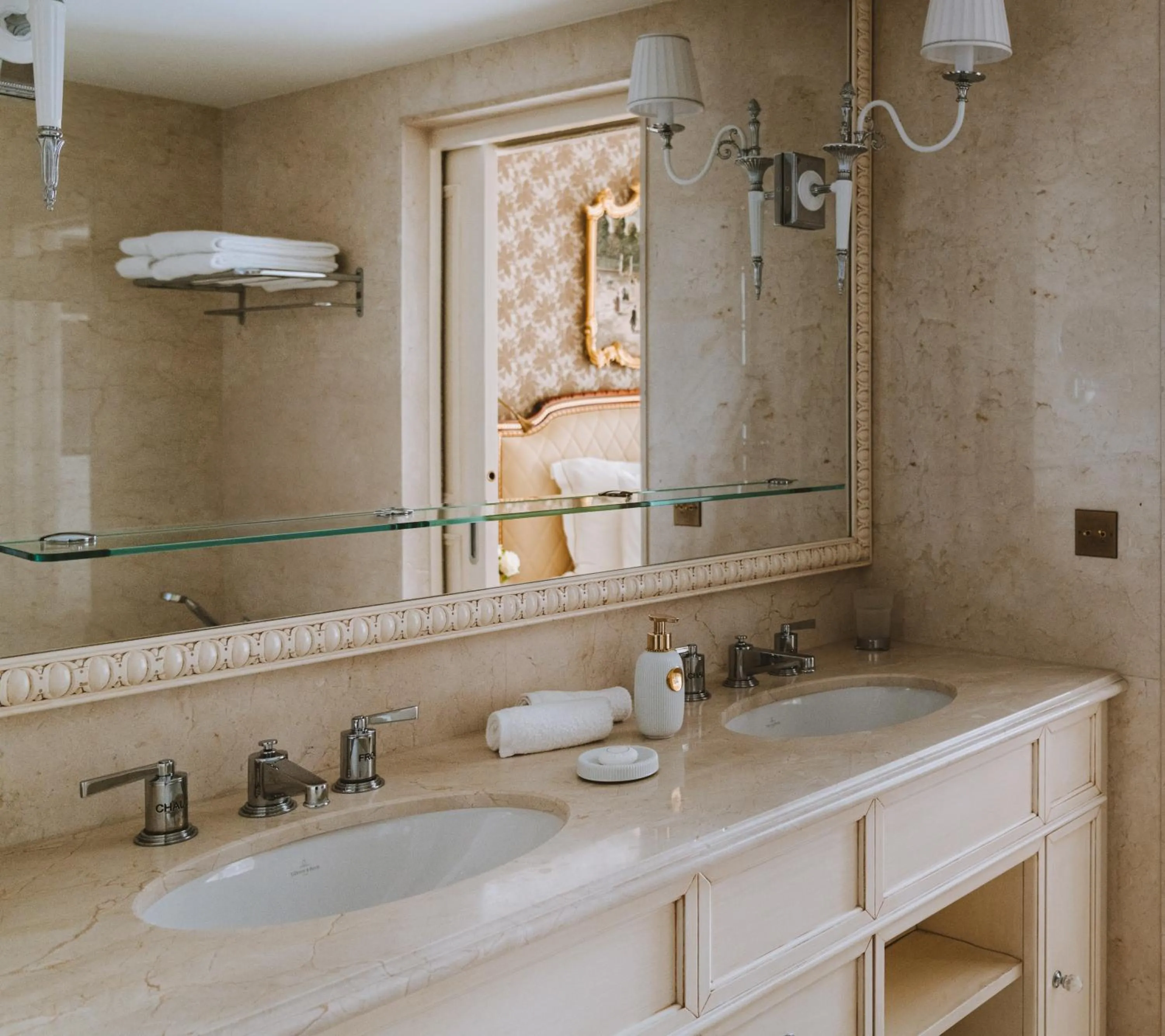 Bathroom in Hotel Splendide Royal Paris - Relais & Châteaux
