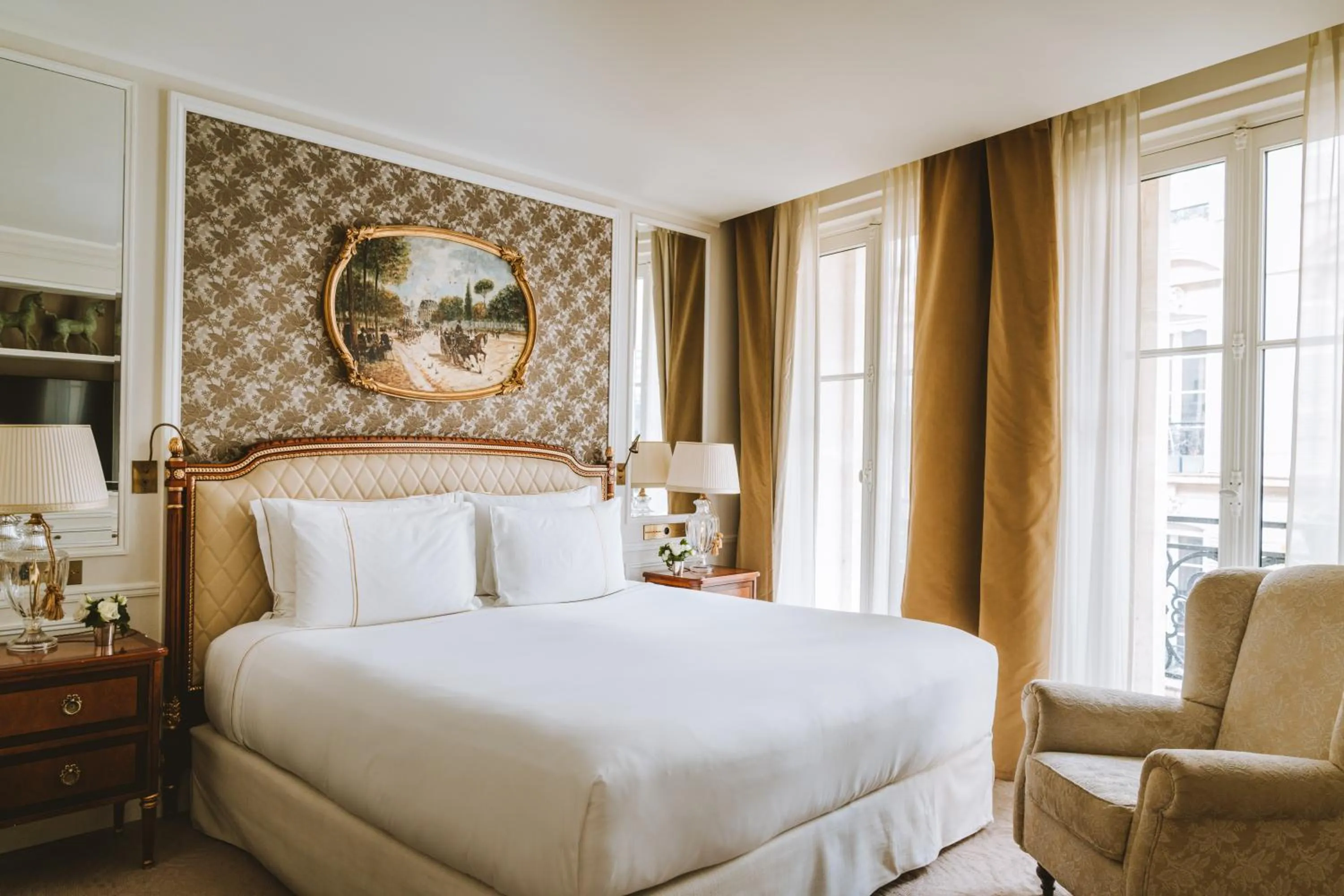 Bed in Hotel Splendide Royal Paris - Relais & Châteaux