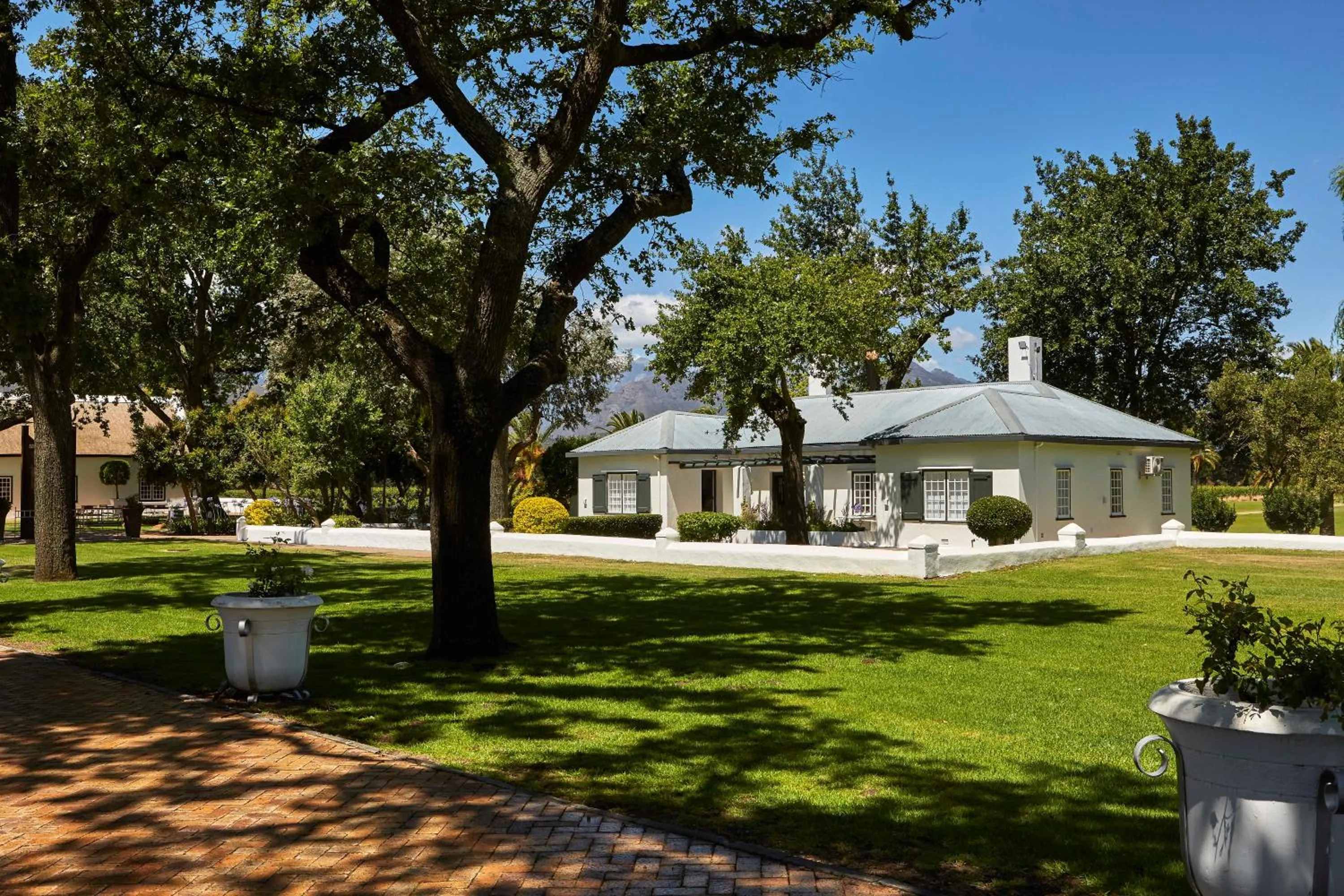 Two-Bedroom Cottage with Garden in Allèe Bleue Wine Estate