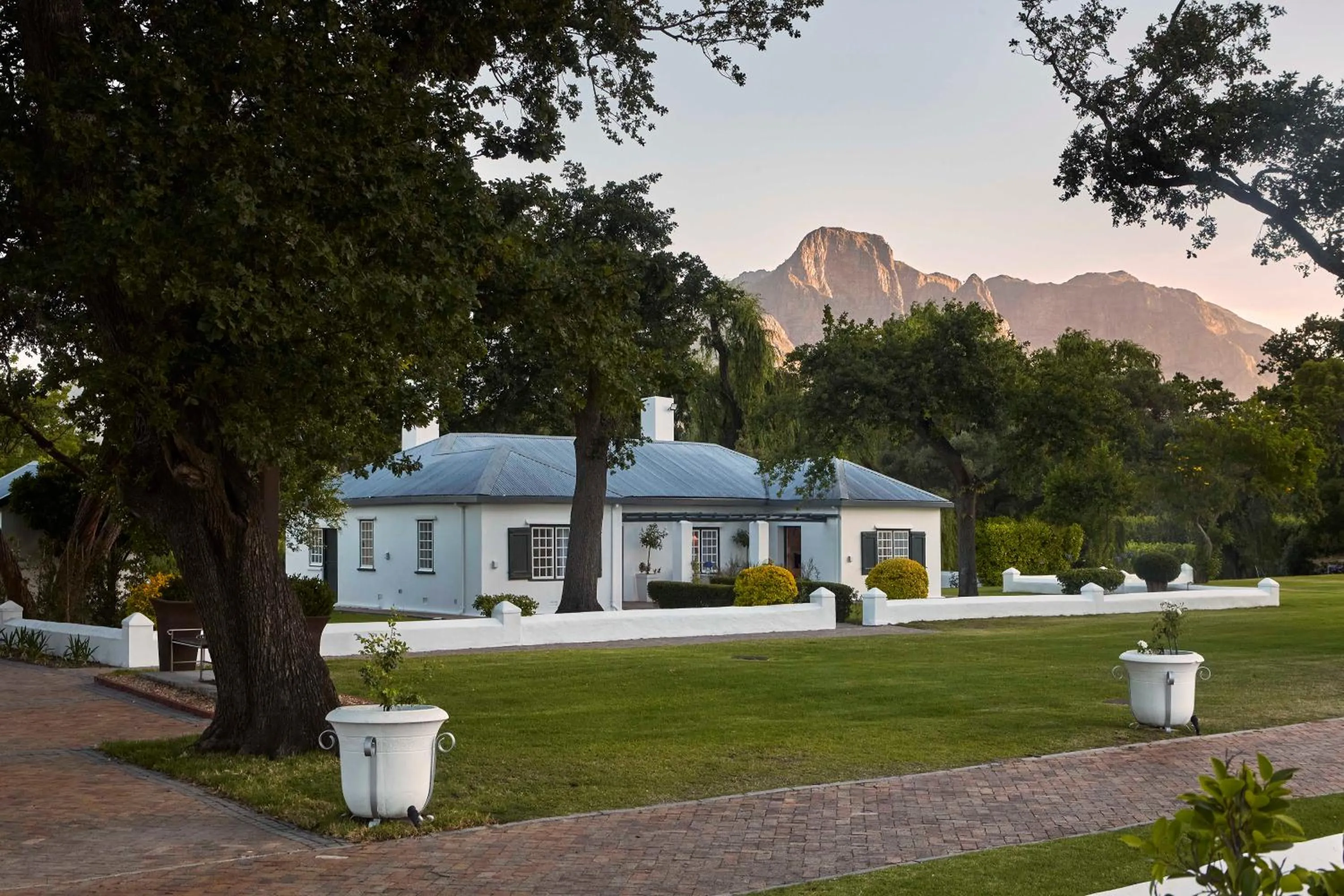 Two-Bedroom Cottage with Garden in Allèe Bleue Wine Estate