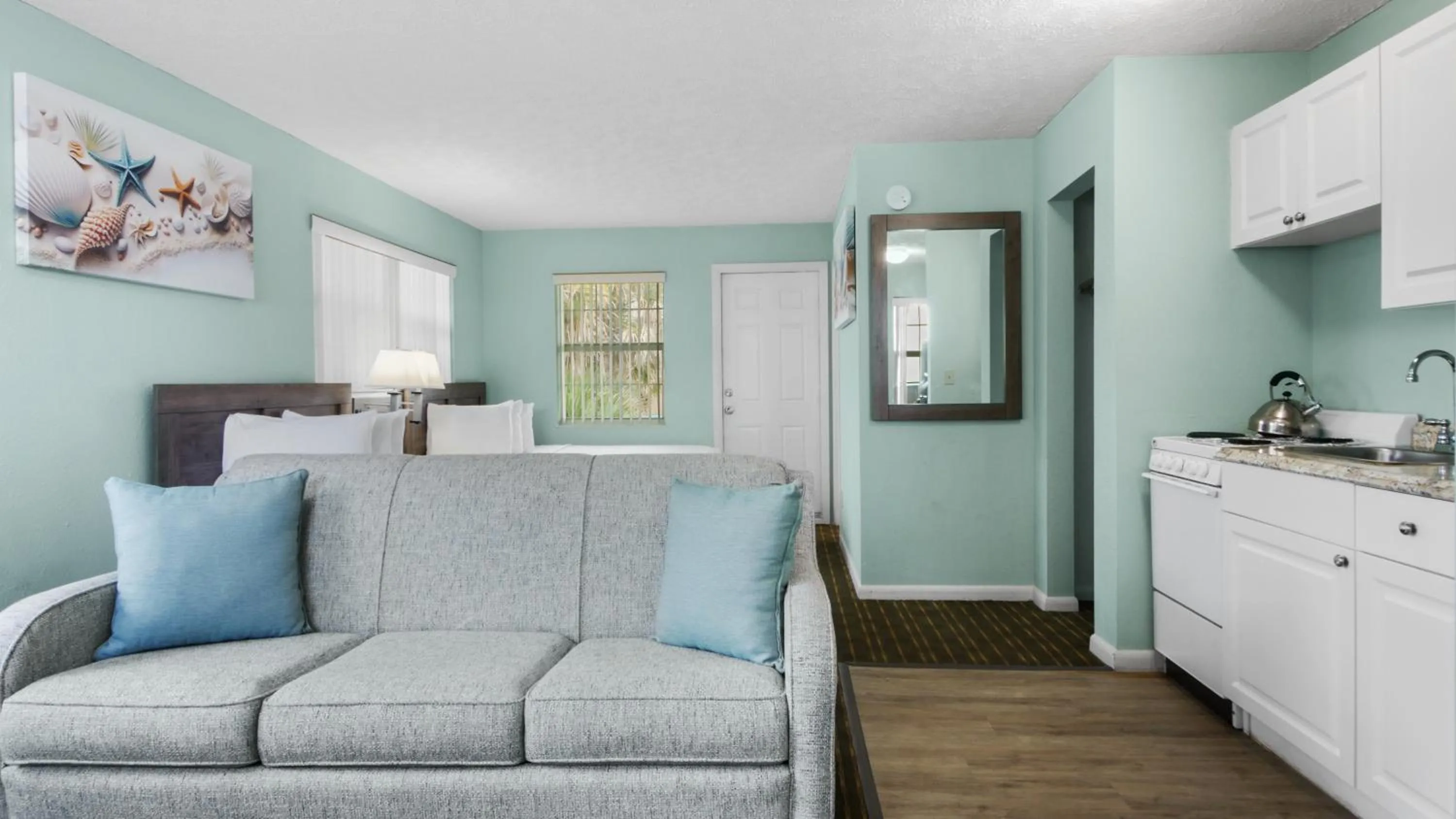 Bed in Ocean Court Beachfront Hotel