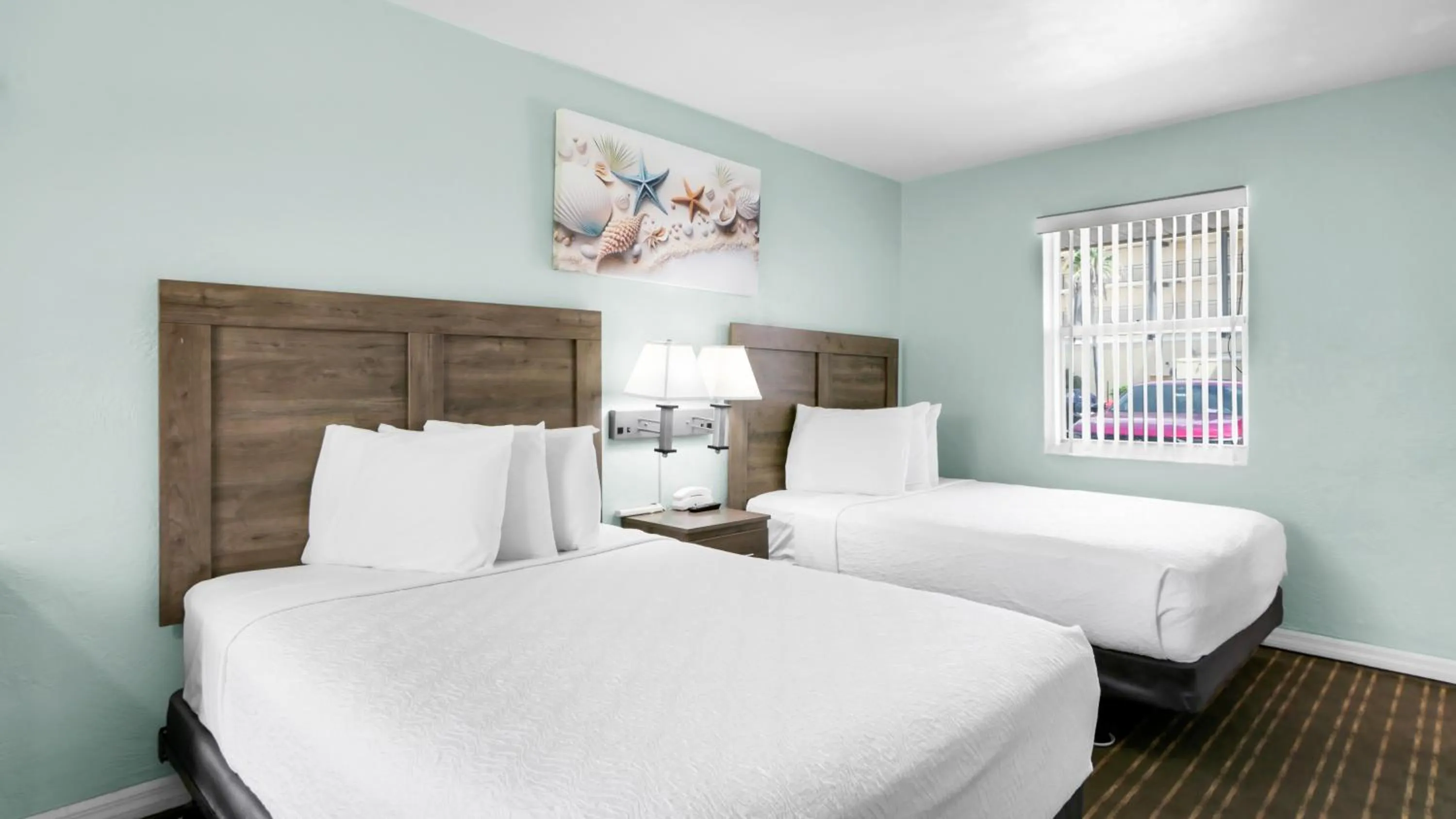 Bed in Ocean Court Beachfront Hotel