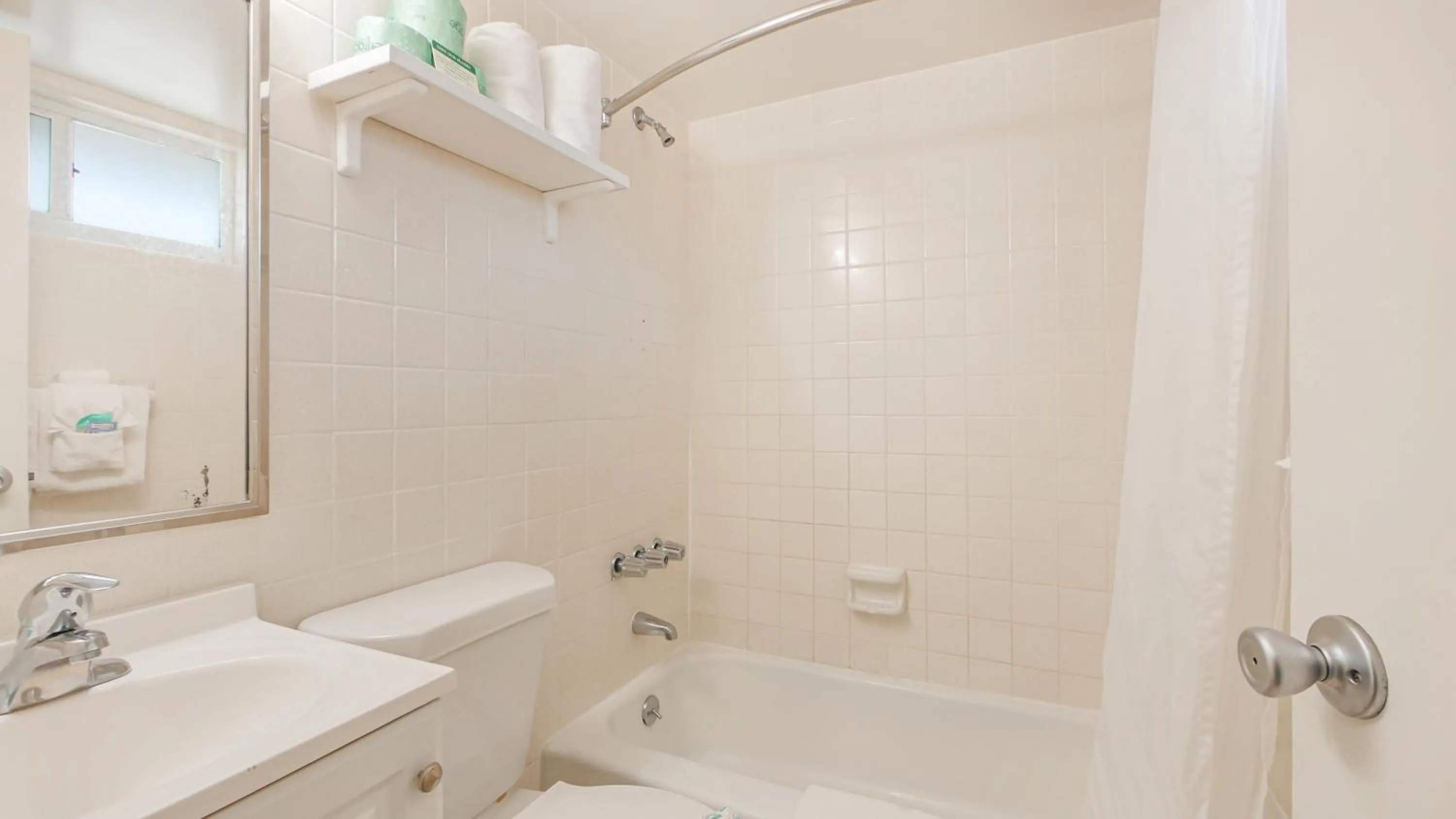 Bathroom in Ocean Court Beachfront Hotel