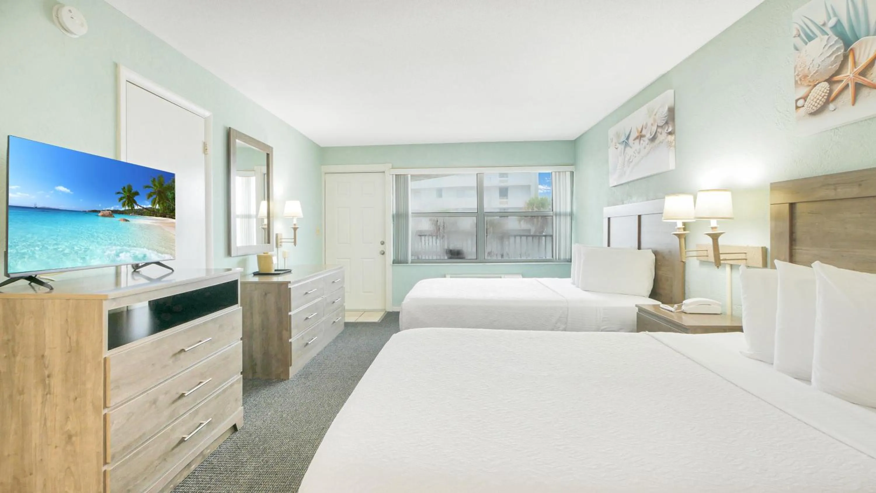 Bed in Ocean Court Beachfront Hotel