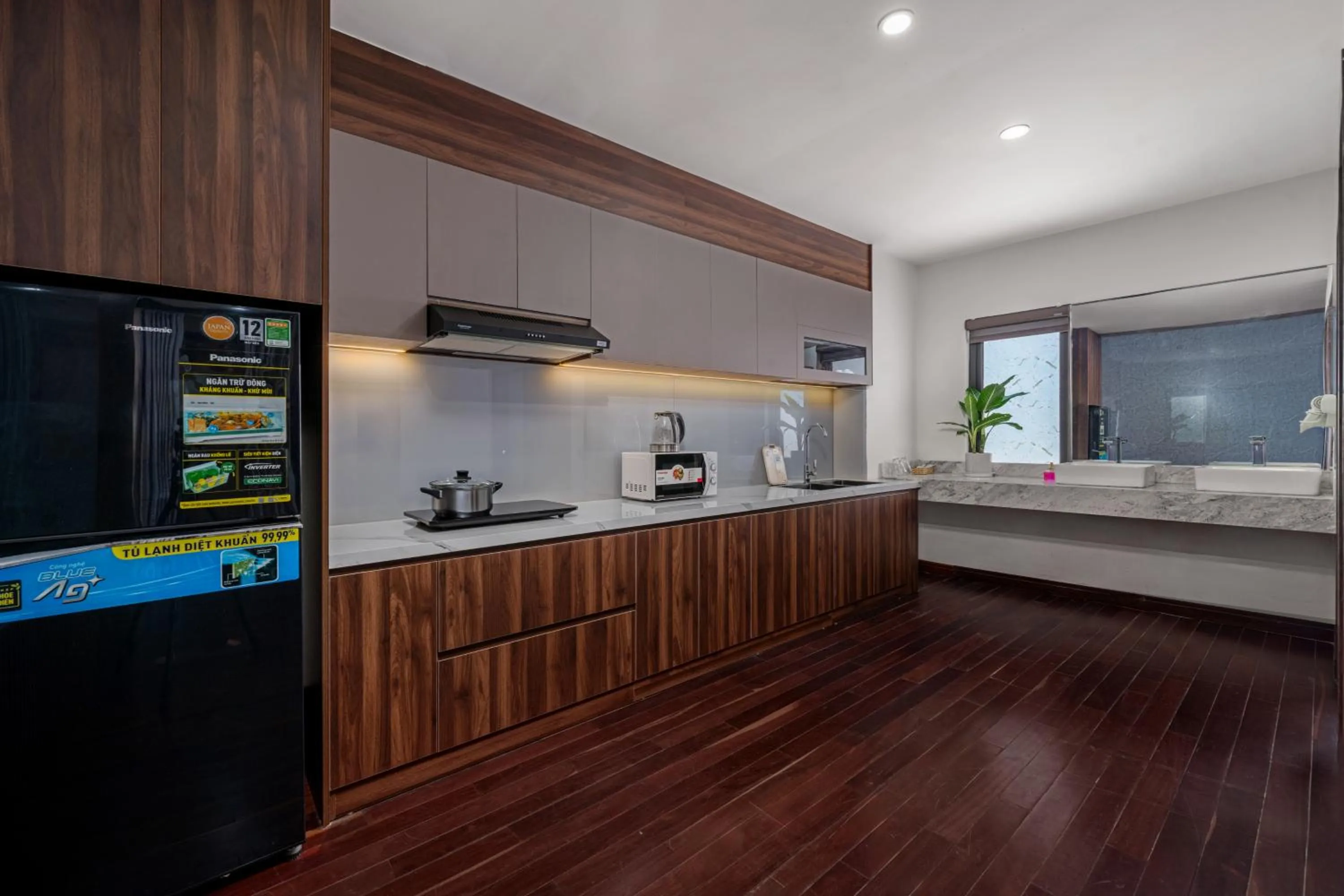 Kitchen or kitchenette in Palazzo Luxury Hotel & Bistro - Central My Khe Beach Walking Street