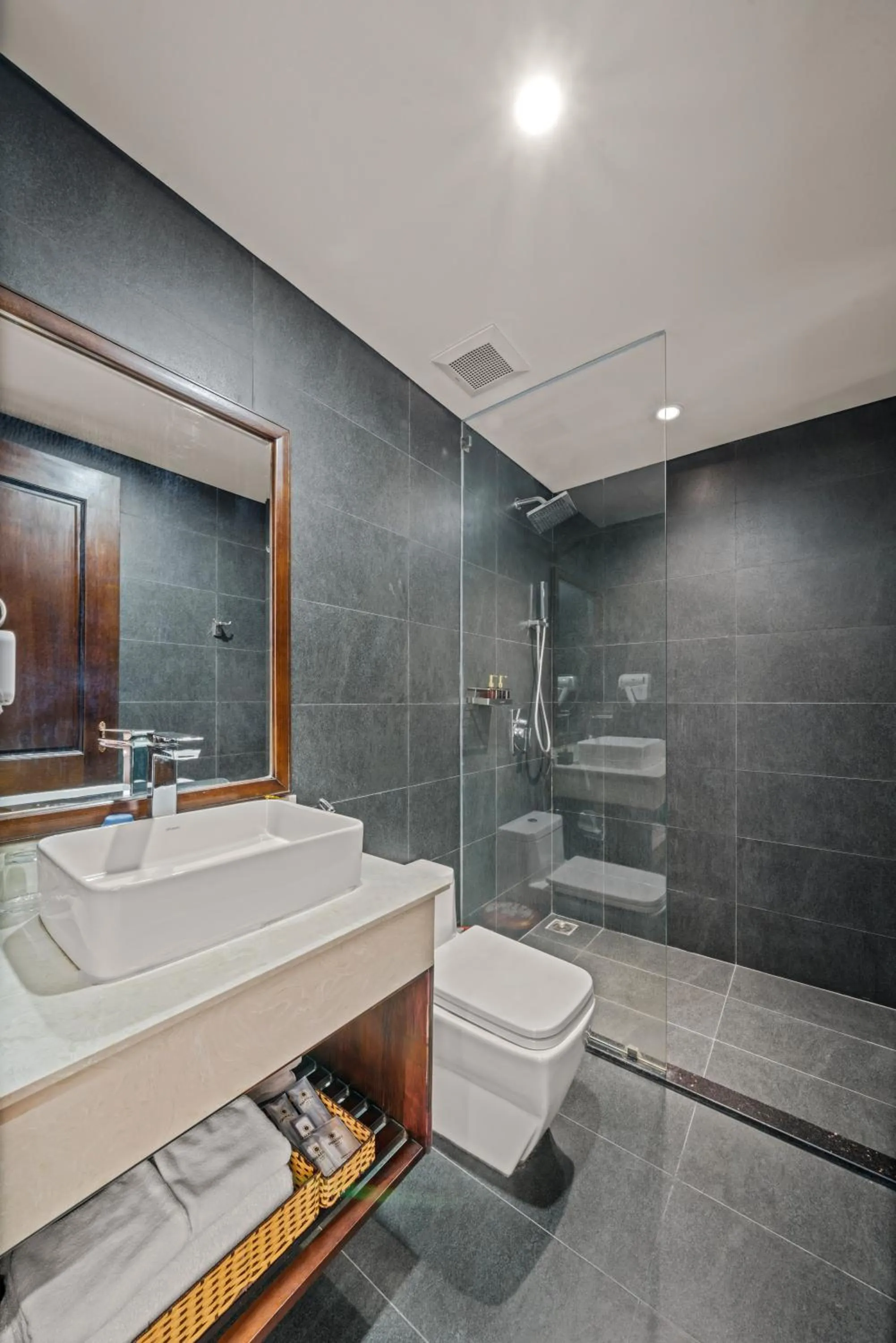 Shower in Palazzo Luxury Hotel & Bistro - Central My Khe Beach Walking Street