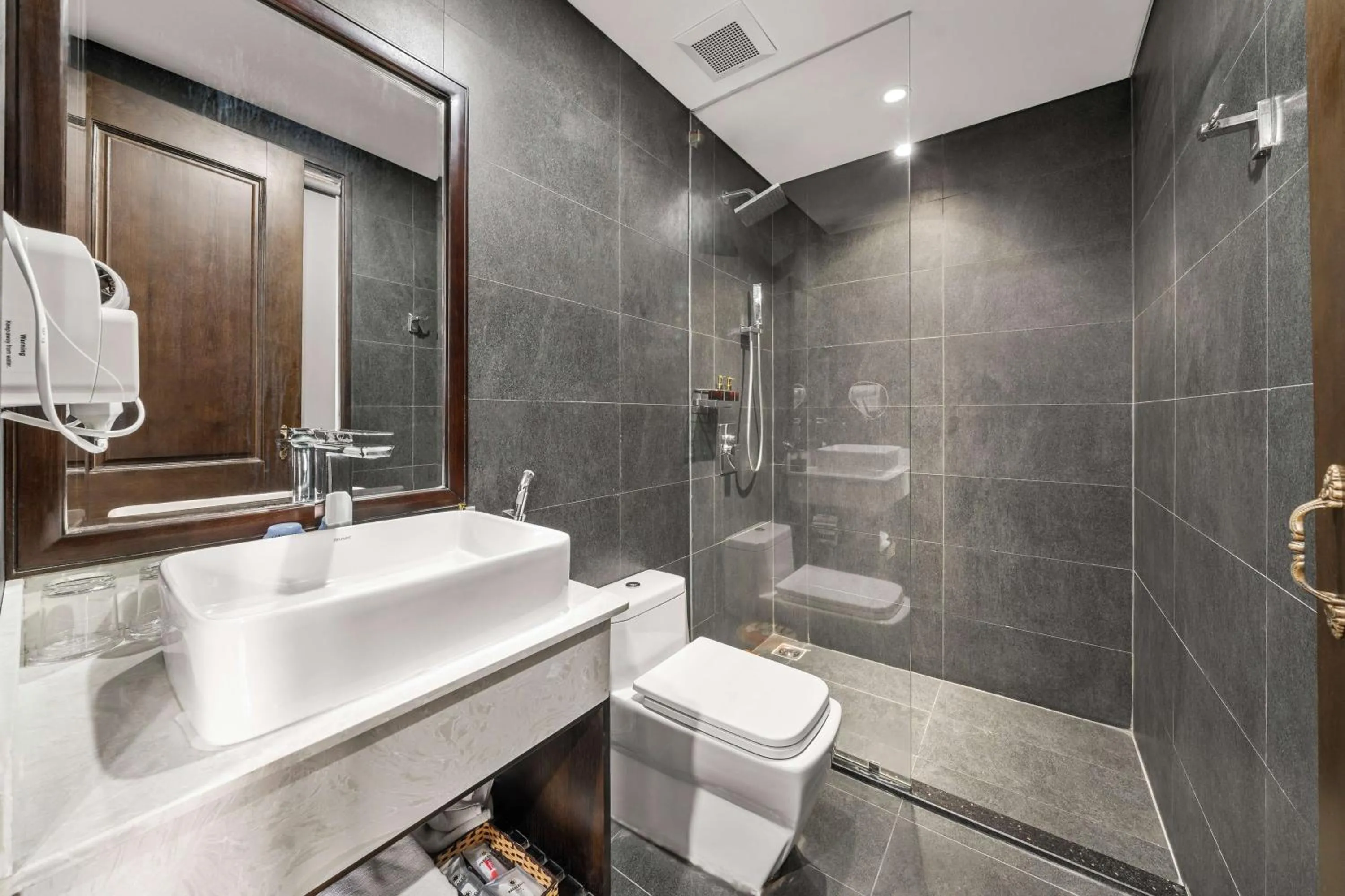 Shower in Palazzo Luxury Hotel & Bistro - Central My Khe Beach Walking Street