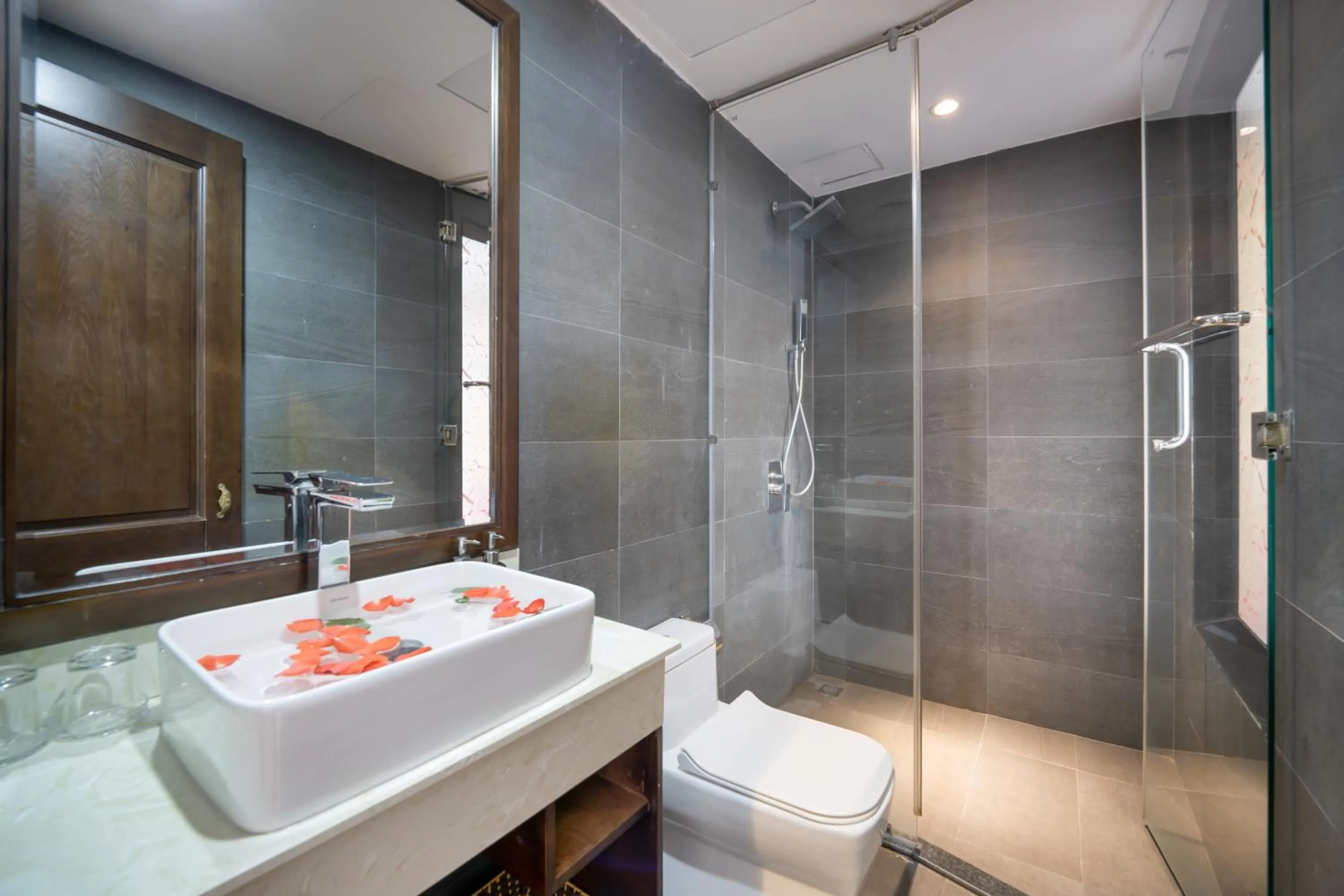 Toilet in Palazzo Luxury Hotel & Bistro - Central My Khe Beach Walking Street