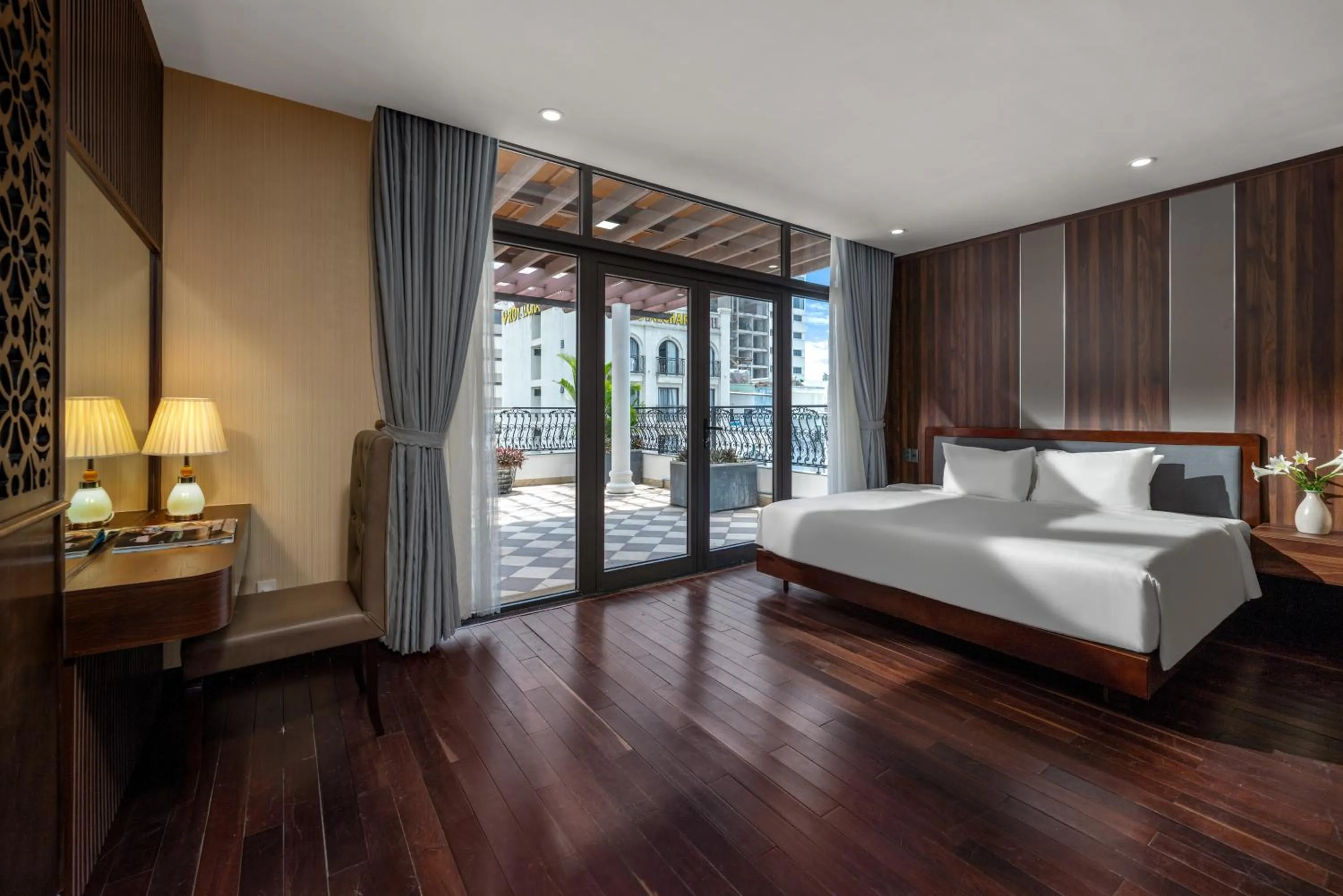 Presidential Suite in Palazzo Luxury Hotel & Bistro - Central My Khe Beach Walking Street