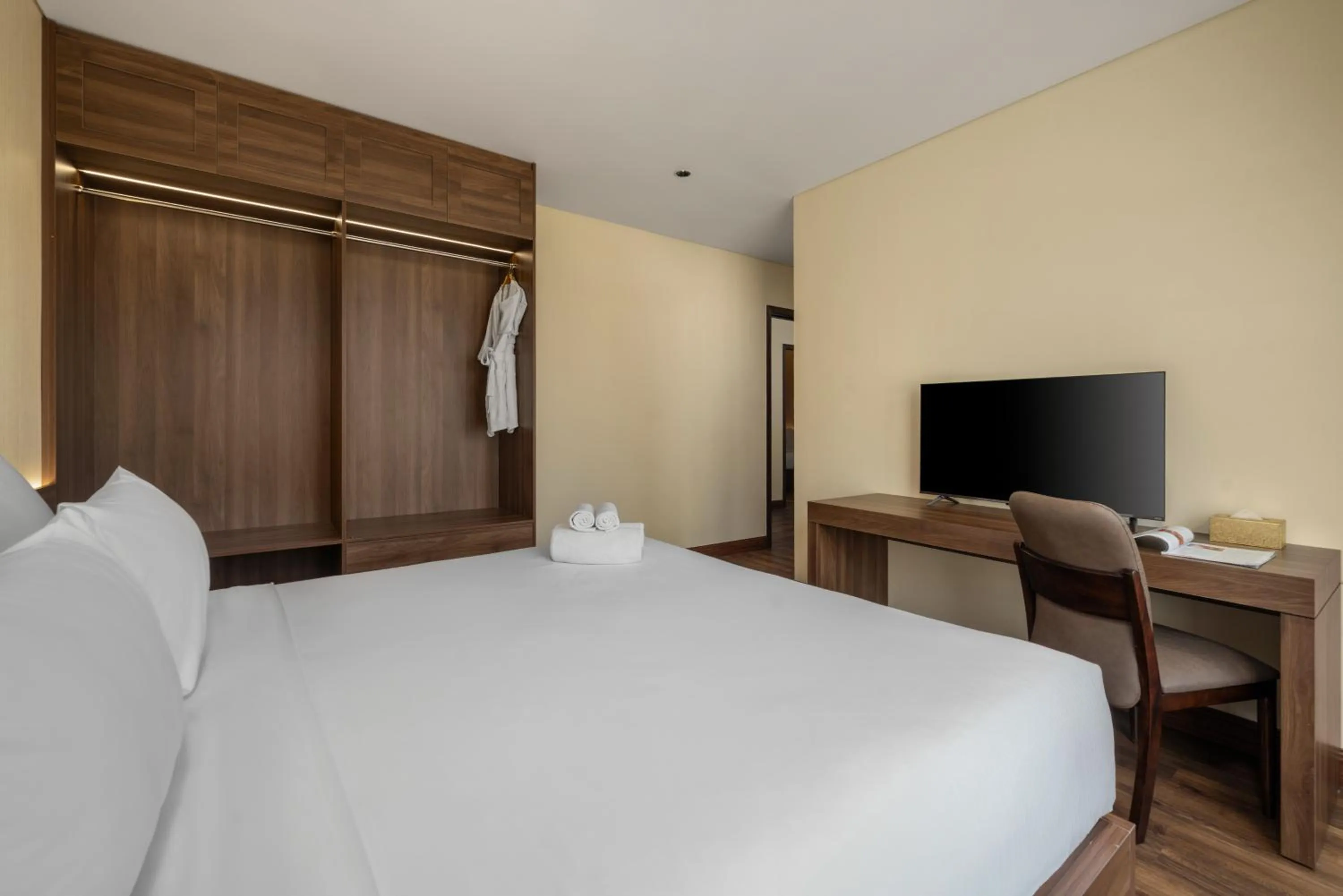 Communal lounge/ TV room, Bed in Palazzo Luxury Hotel & Bistro - Central My Khe Beach Walking Street
