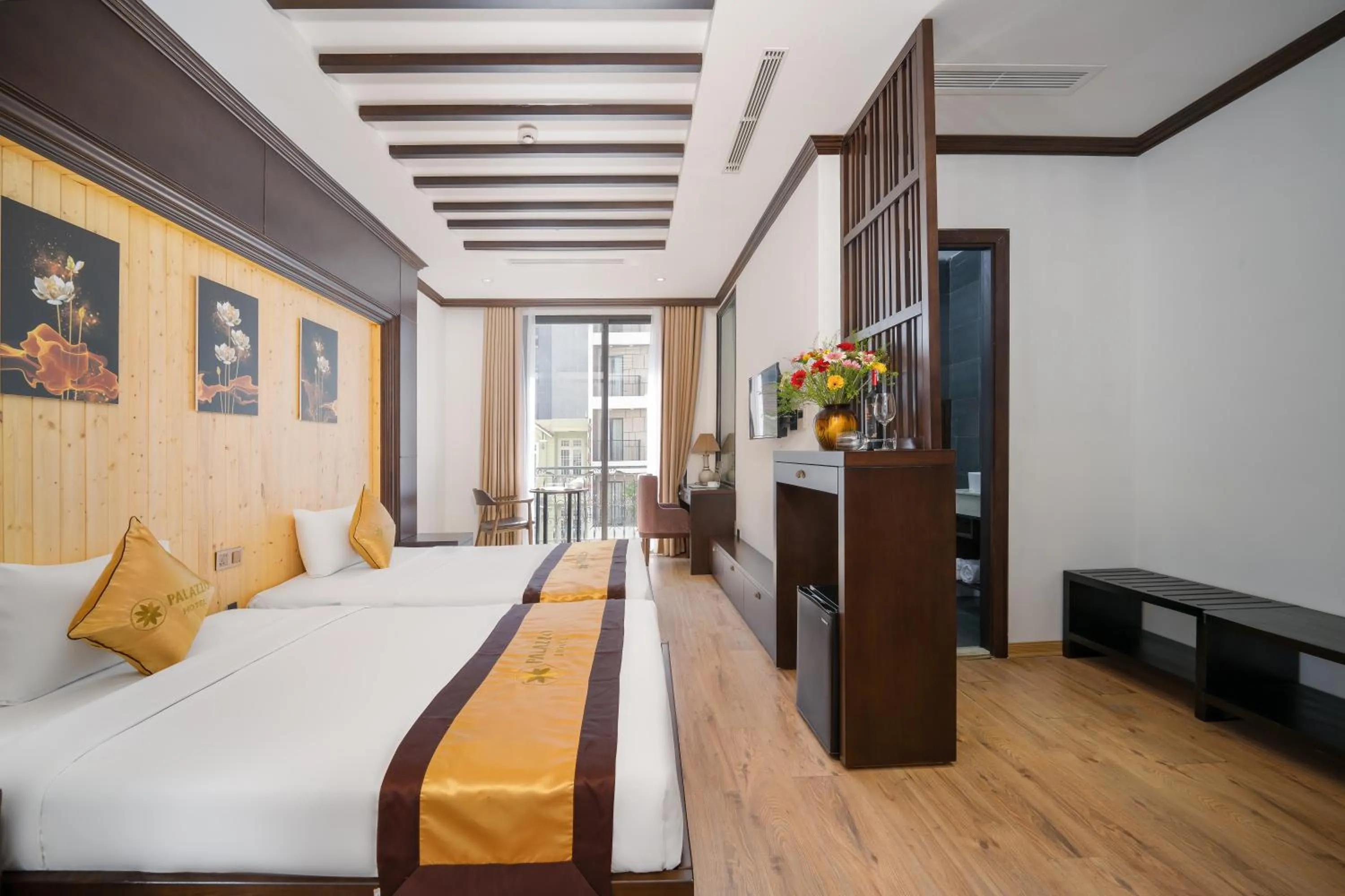 Communal lounge/ TV room, Bed in Palazzo Luxury Hotel & Bistro - Central My Khe Beach Walking Street