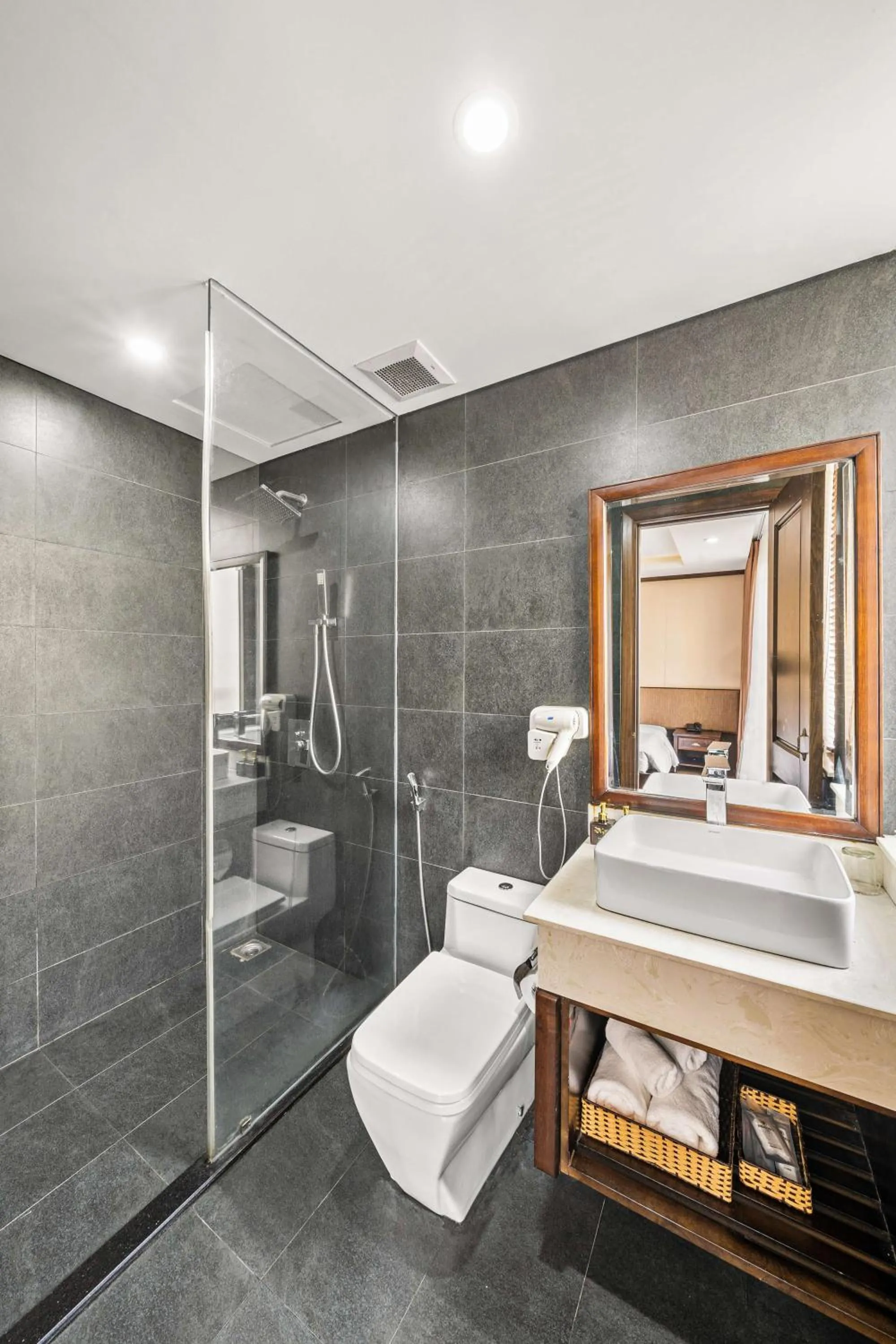 Shower in Palazzo Luxury Hotel & Bistro - Central My Khe Beach Walking Street